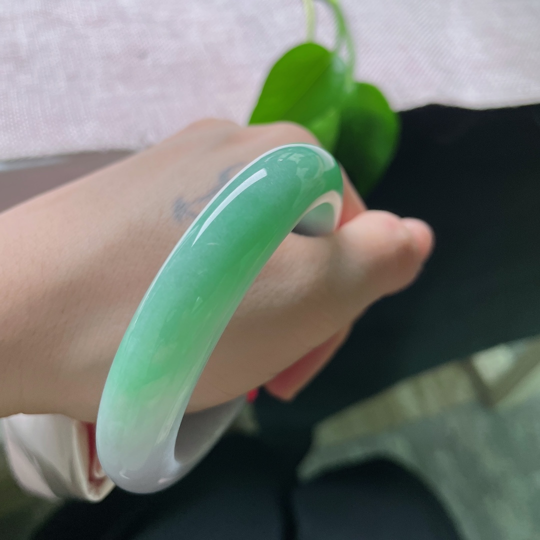 54.5/12.1/8.5，绿底正圈，无裂，翠色鲜活点缀其间，镯型圆润，佩戴衬肤气质清雅。ss58665a