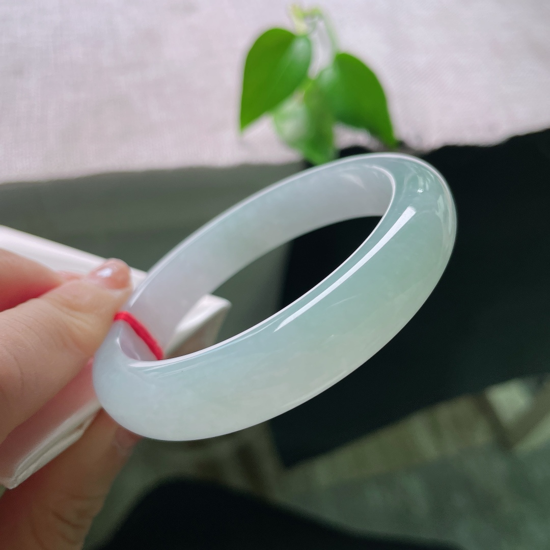 绿底正圈，无裂，种水细腻干净色调均匀淡雅，经典正圈版型，上手清爽。ss58710a