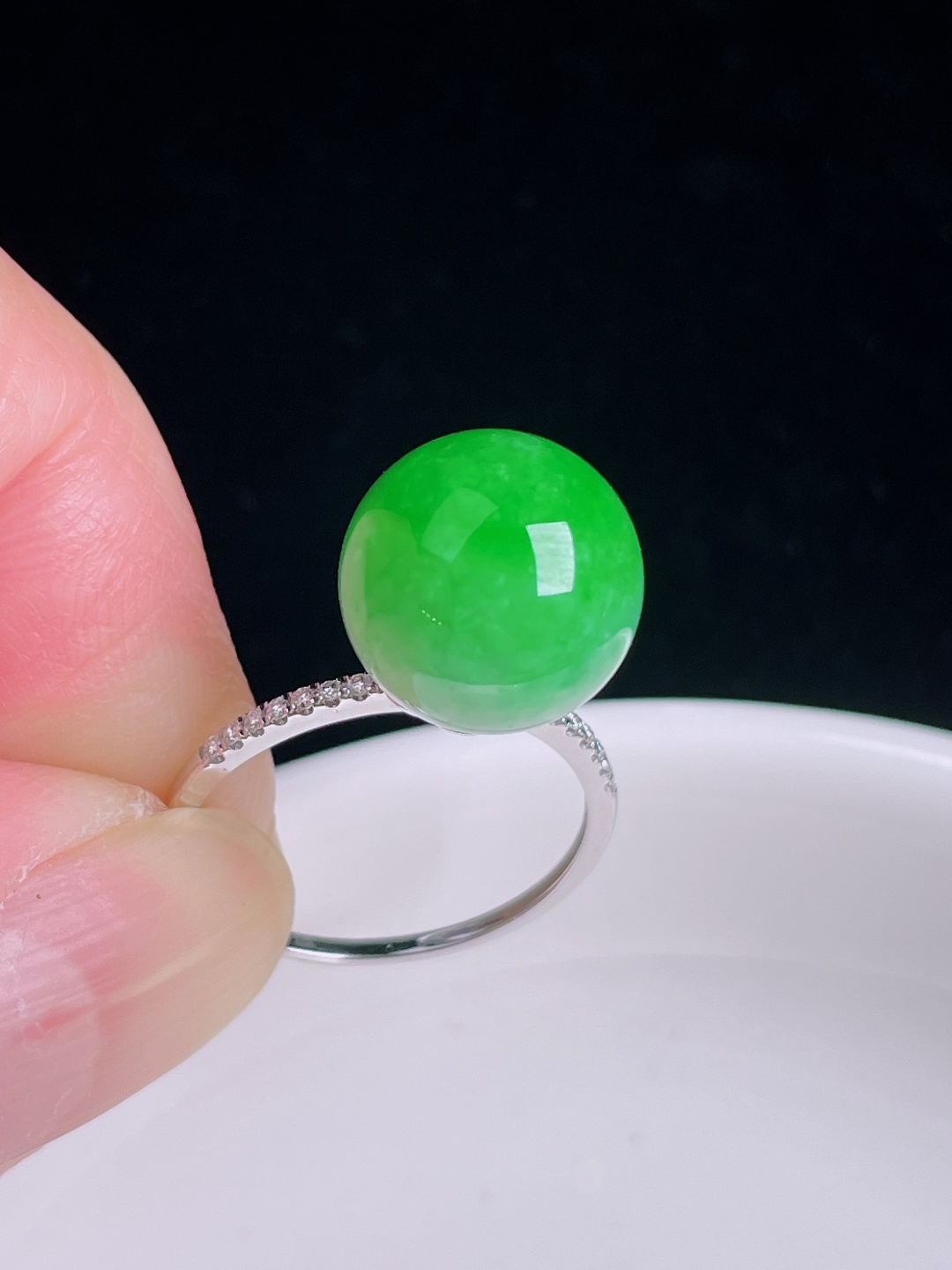 阳绿戒指，18k镶嵌，老种起光，细底通透，尺寸：裸石12.1mm0911