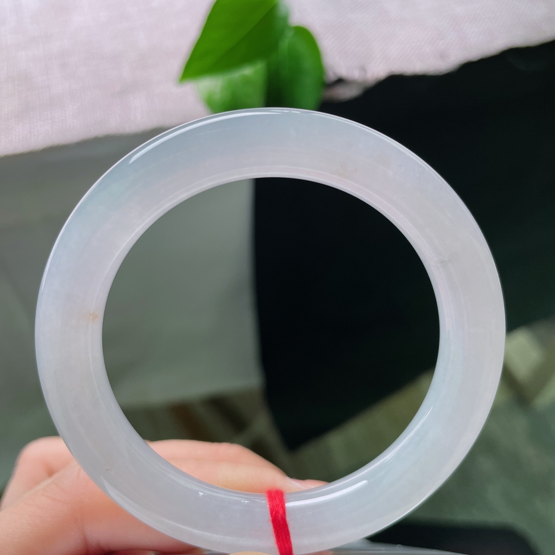53.2/10，正圈，无裂，洒金，一抹清润玉色凝于腕间，简约无杂色，自带清冷温柔的仙气。ss58698a