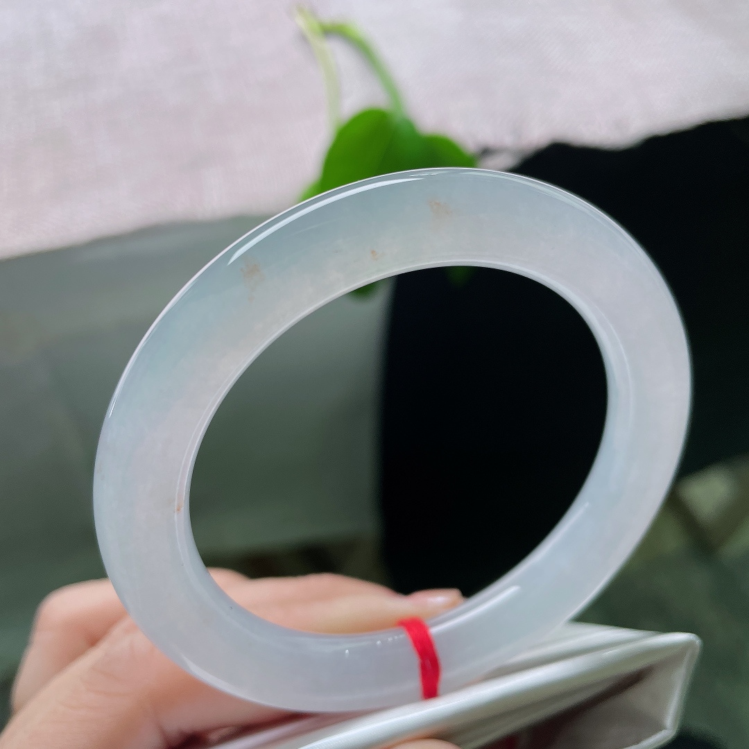 54/9.5，正圈，无裂，洒金，种水干净清亮素雅纯净，经典正圈镯型，上手温婉显气质。ss58325a