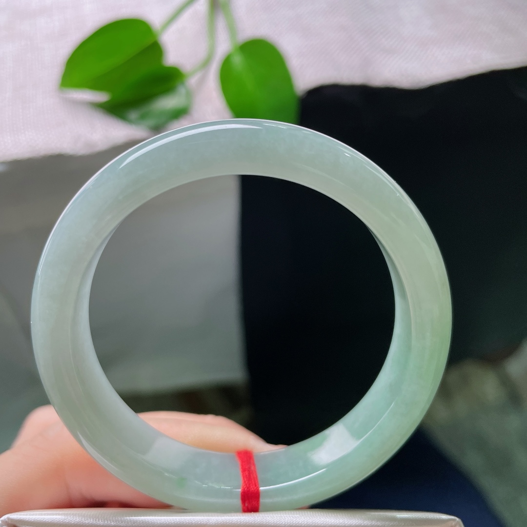 53.3/12/7.5，绿底正圈，一点皮纹，浅晴底色柔和衬肤，风格简约百搭，日常通勤佩戴都很合适。ss58813a