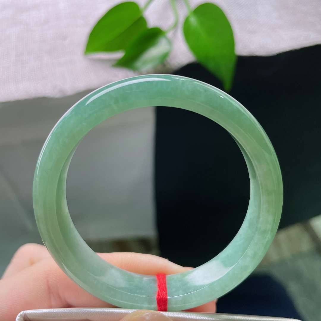 绿底正圈，晶体素雅干净，不张扬不浮夸，温润底色自带静谧松弛氛围感。ss58776a