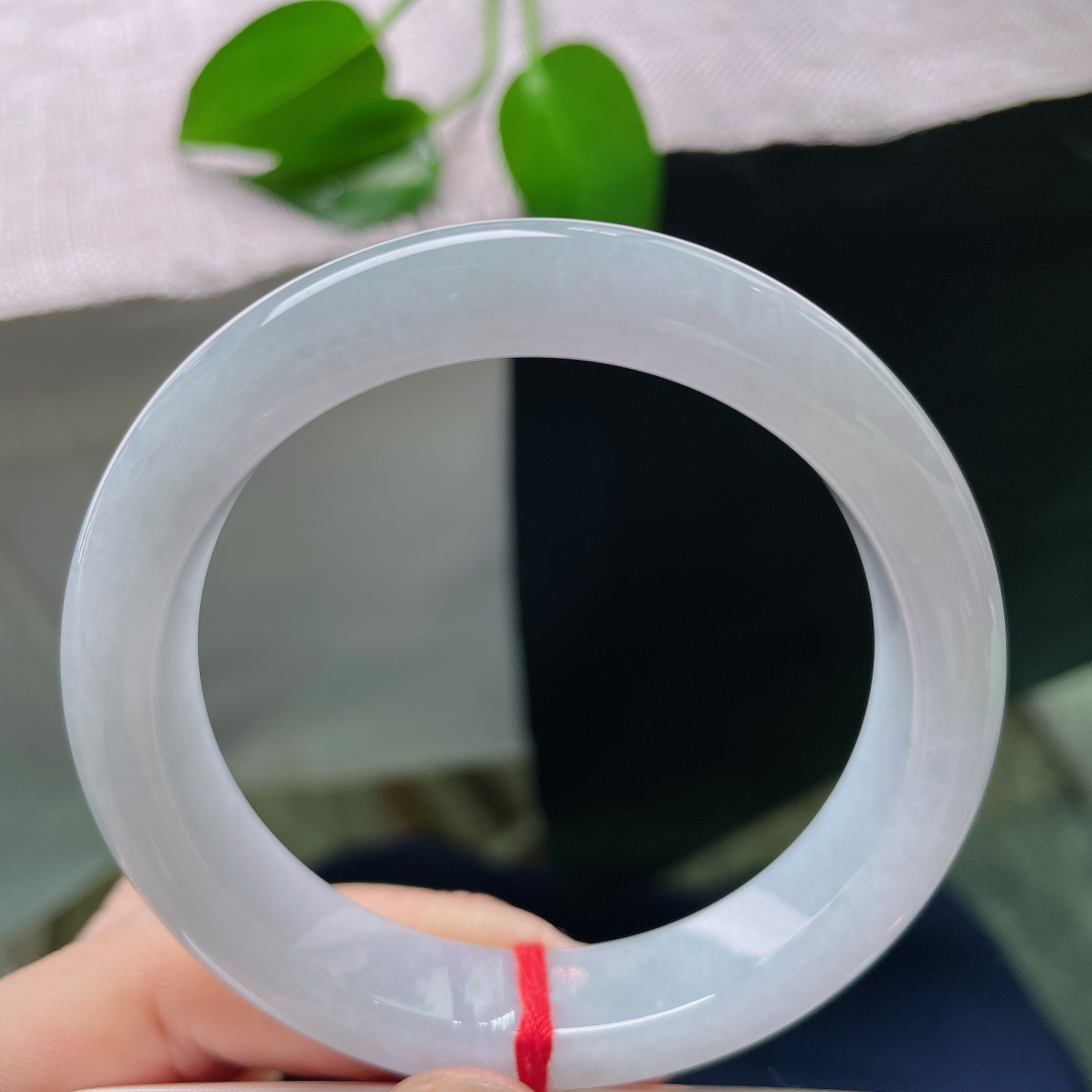 55.2/12/8.5，正圈，一点皮纹， 冰润淡紫平安镯，玉质细腻柔和，浅紫底色温婉淡雅，自带朦胧柔光。ss58820a