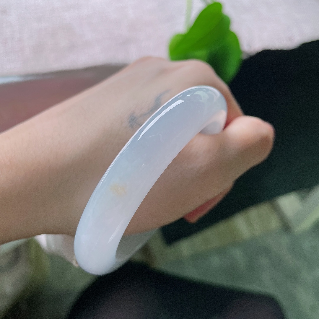 无裂，镯身如一捧凝霜白玉，没有繁杂花色，简约纯粹自带仙气。ss58290a