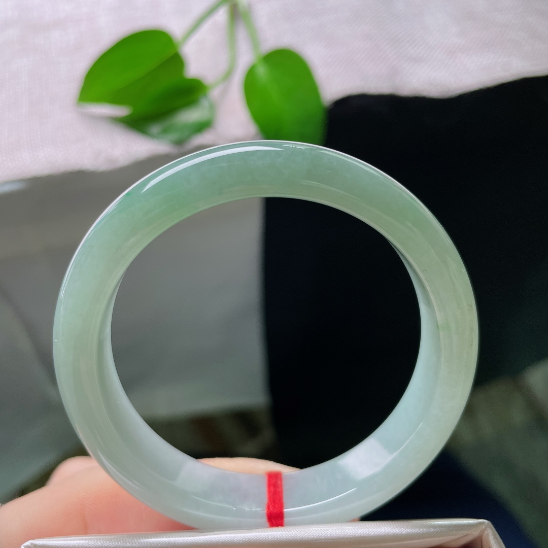 53.3/12/7.5，绿底正圈，一点皮纹，浅晴底色柔和衬肤，风格简约百搭，日常通勤佩戴都很合适。s