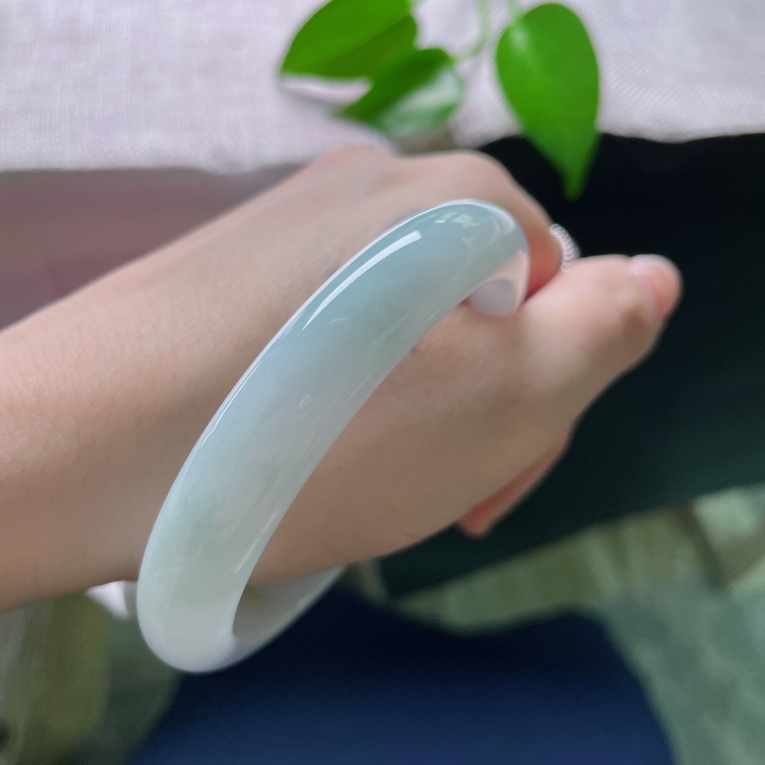 无裂，冰润浅晴平安镯，玉质细腻莹透，浅淡晴绿底色温润柔和，泛着清莹水光。ss58764a