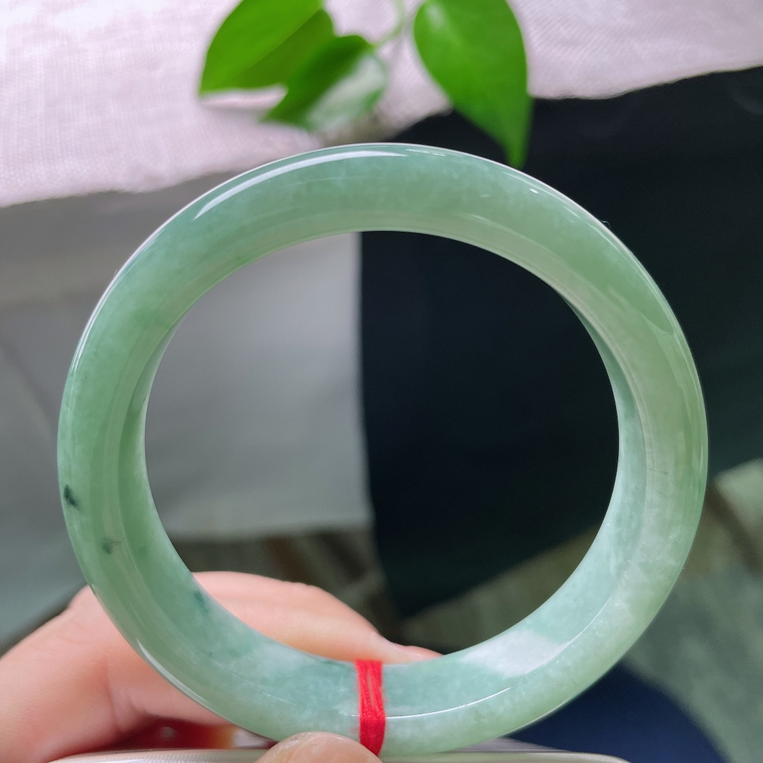 57.6/12.4/8.3，绿底正圈，晶体，乌鸡， 一汪湖水凝于镯身，绿意温婉内敛，褪去艳俗，尽显从容雅致气质。ss58778a