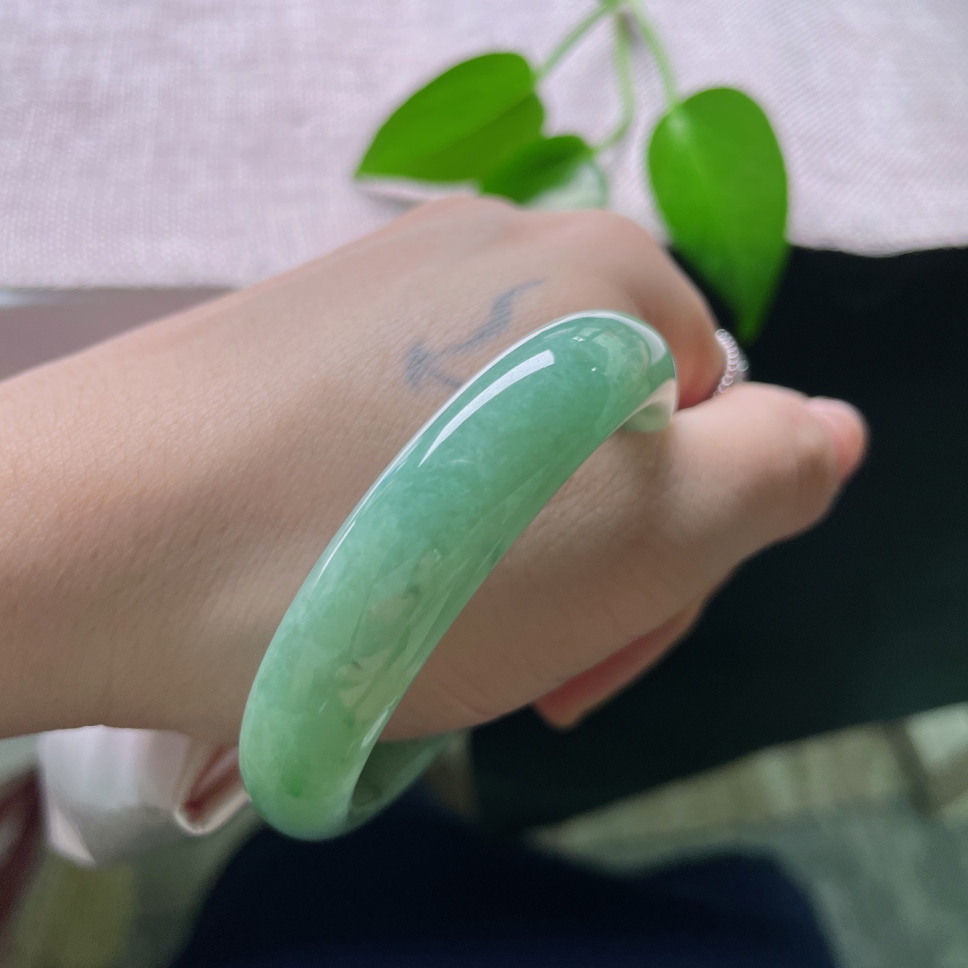 绿底正圈，晶体素雅干净，不张扬不浮夸，温润底色自带静谧松弛氛围感。ss58776a