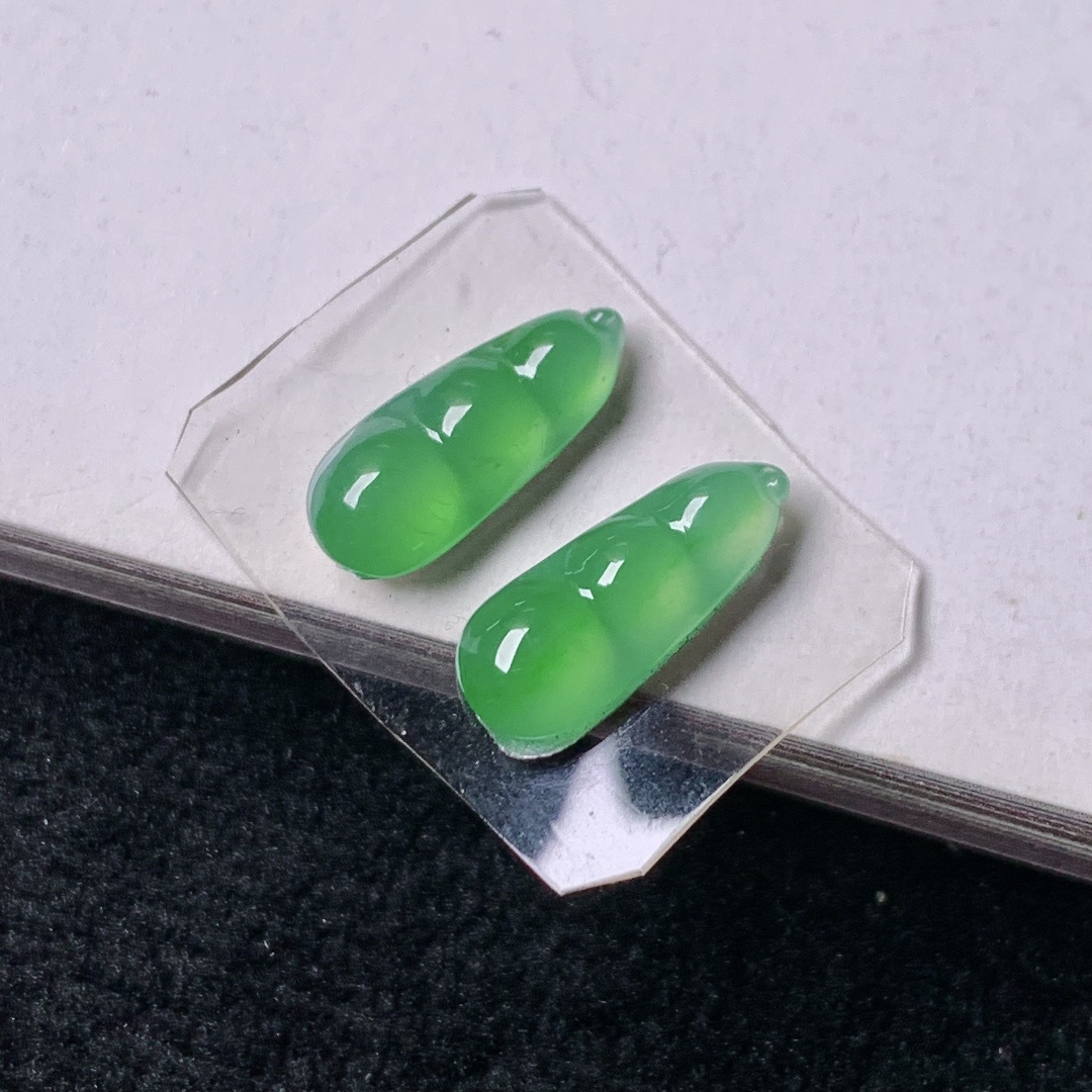 ️冰绿福豆一对，色泽浓艳  0911尺寸13.5*5.3*3.2/13.4*5.2*3