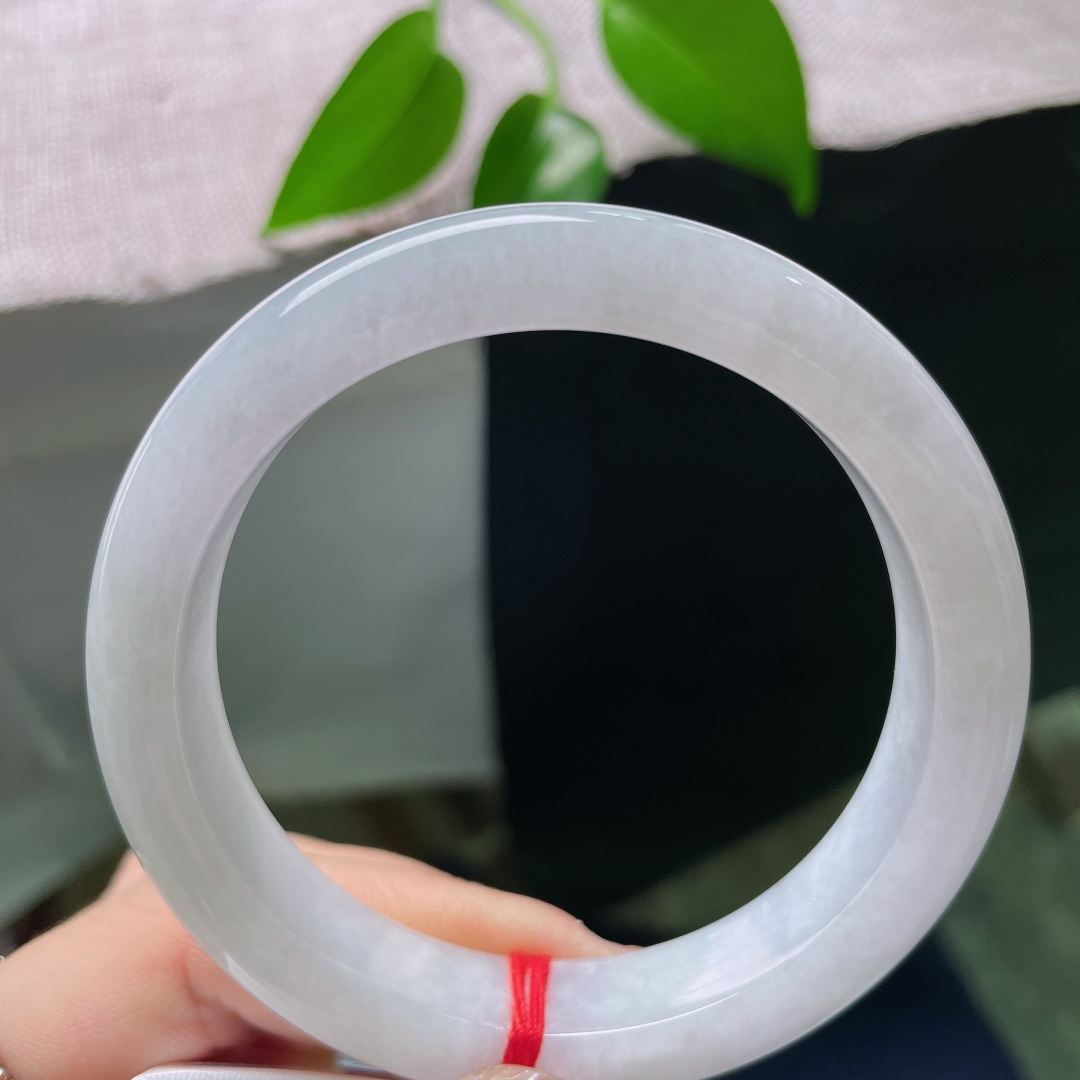 56.5/12.1/8.5，白月光正圈，晶体，如一捧月光凝于腕间，无杂色点缀，自带清冷纯净的氛围感。ss58781a
