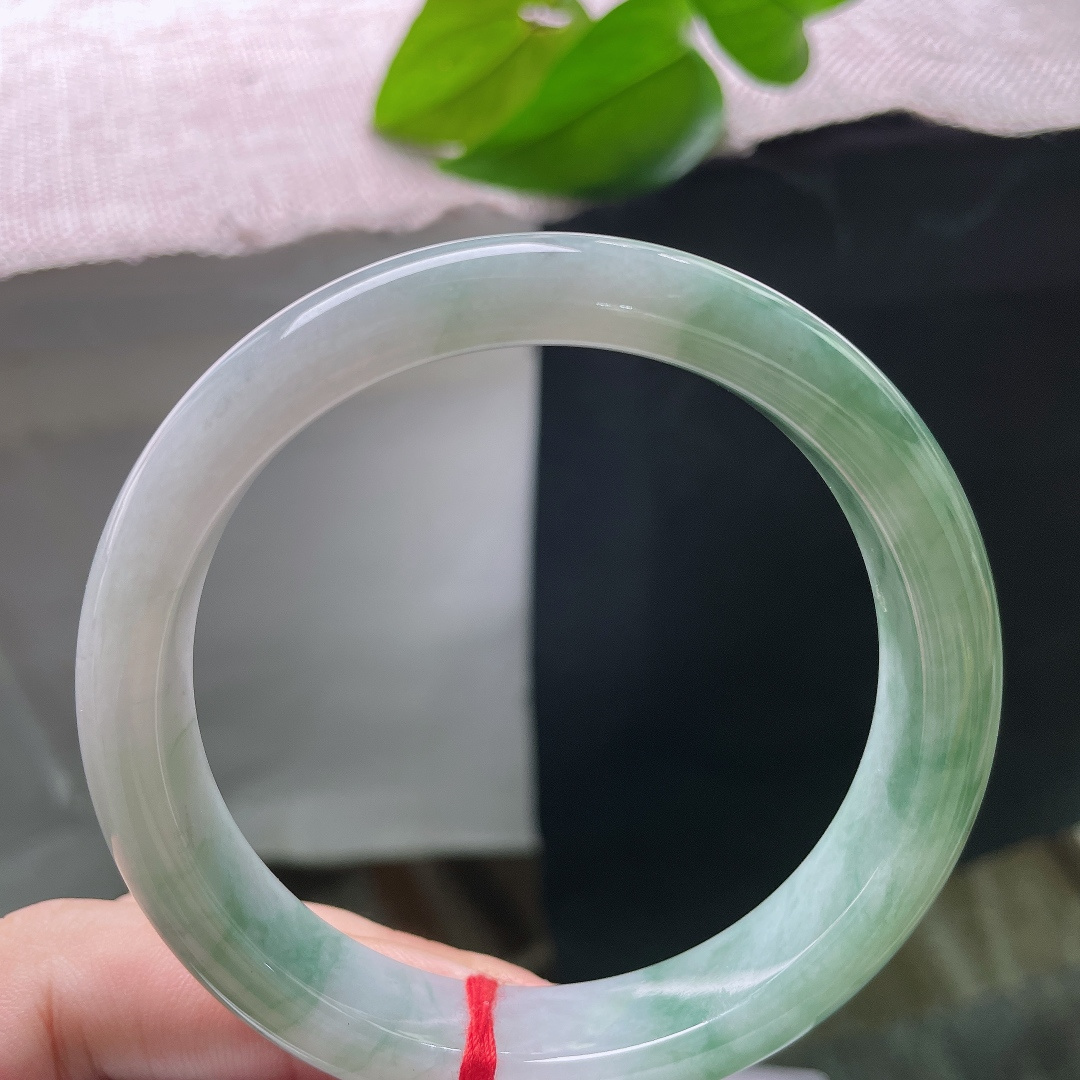 59.1/12.1/8.1，飘花正圈，一点皮纹，底质干净柔和，飘花蜿蜒灵动，水光盈盈，日常佩戴简约又富有韵味。ss58740a