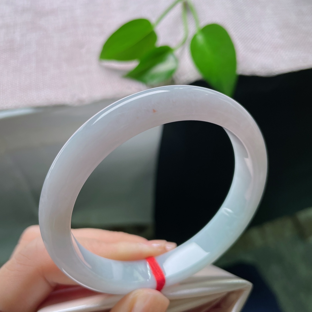 无裂，冰润浅晴平安镯，玉质细腻莹透，浅淡晴绿底色温润柔和，泛着清莹水光。ss58764a