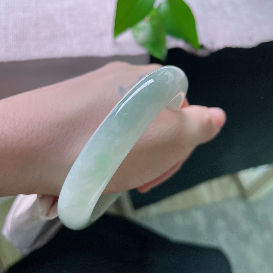 油青正圈，晶体，种质温润干净，自带淡淡柔光，经典正圈镯型，上手端庄温婉。ss56964a