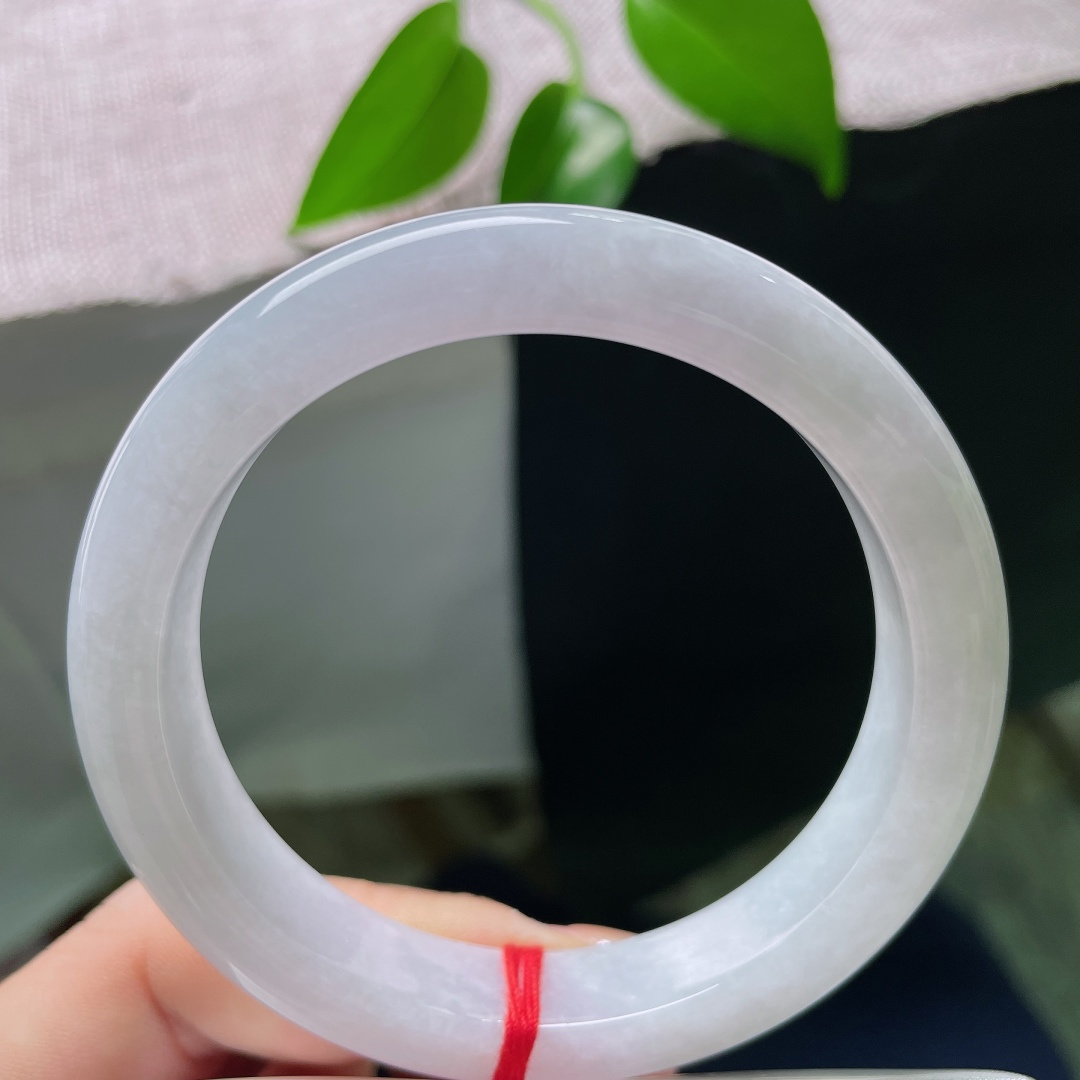 56.5/12.1/8.5，白月光正圈，晶体，如一捧月光凝于腕间，无杂色点缀，自带清冷纯净的氛围感。