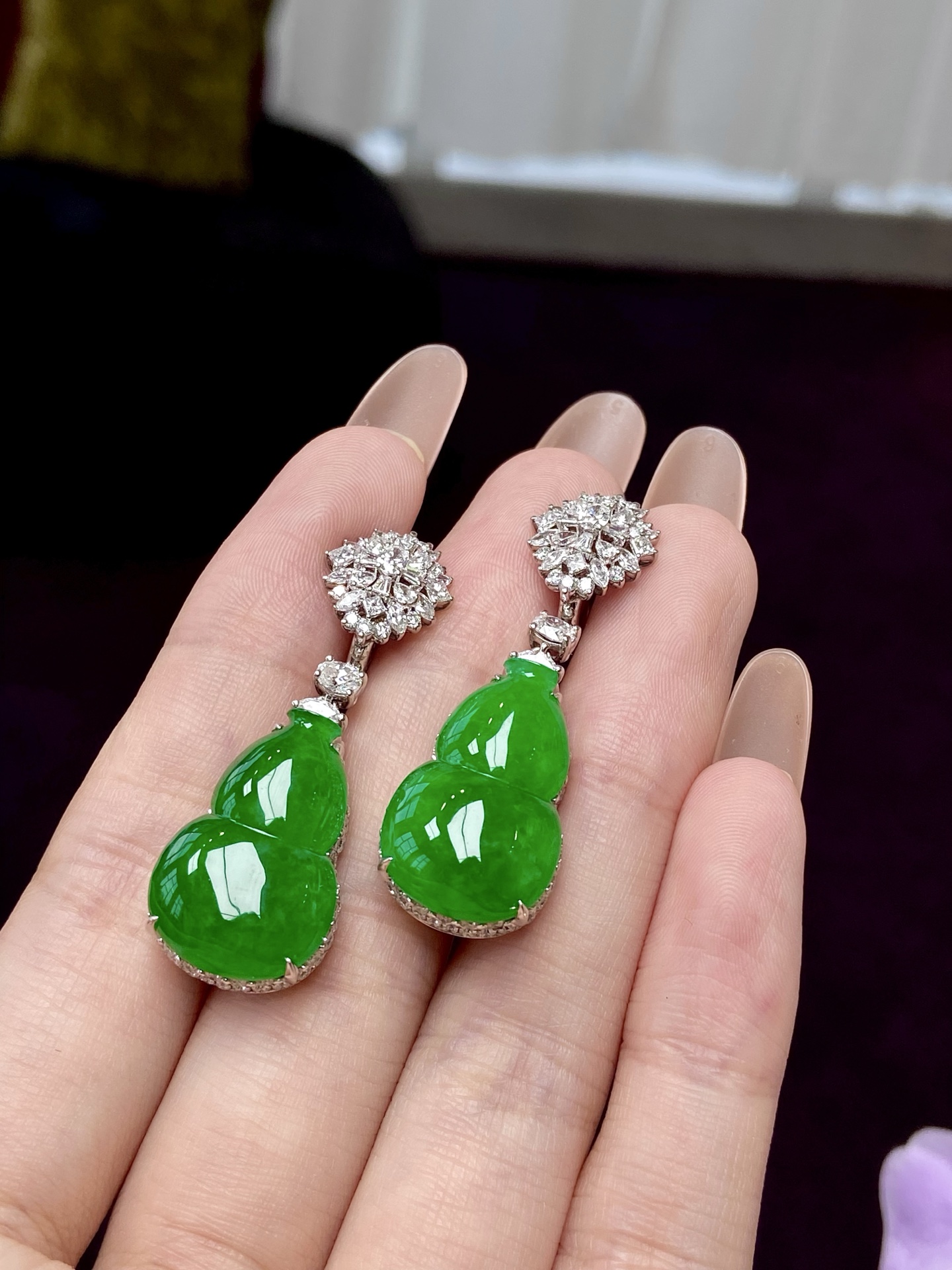 帝王绿葫芦耳坠，收藏级别好色之徒看过来，一眼沦陷的贵气，集美貌与福禄与一身，随身摇曳温婉矜贵：43.6-14.6-9.8，裸石：21.4-14.4-4.5mm，无裂。