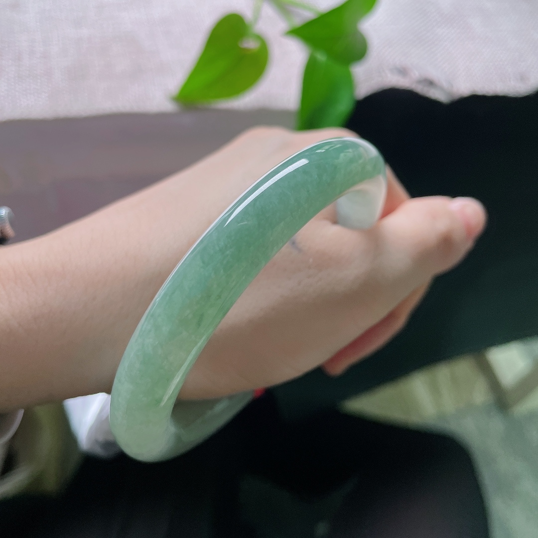油青圆条，无裂，玉肉细腻紧实，光泽温润不张扬，自带安静治愈的氛围感。ss56727a