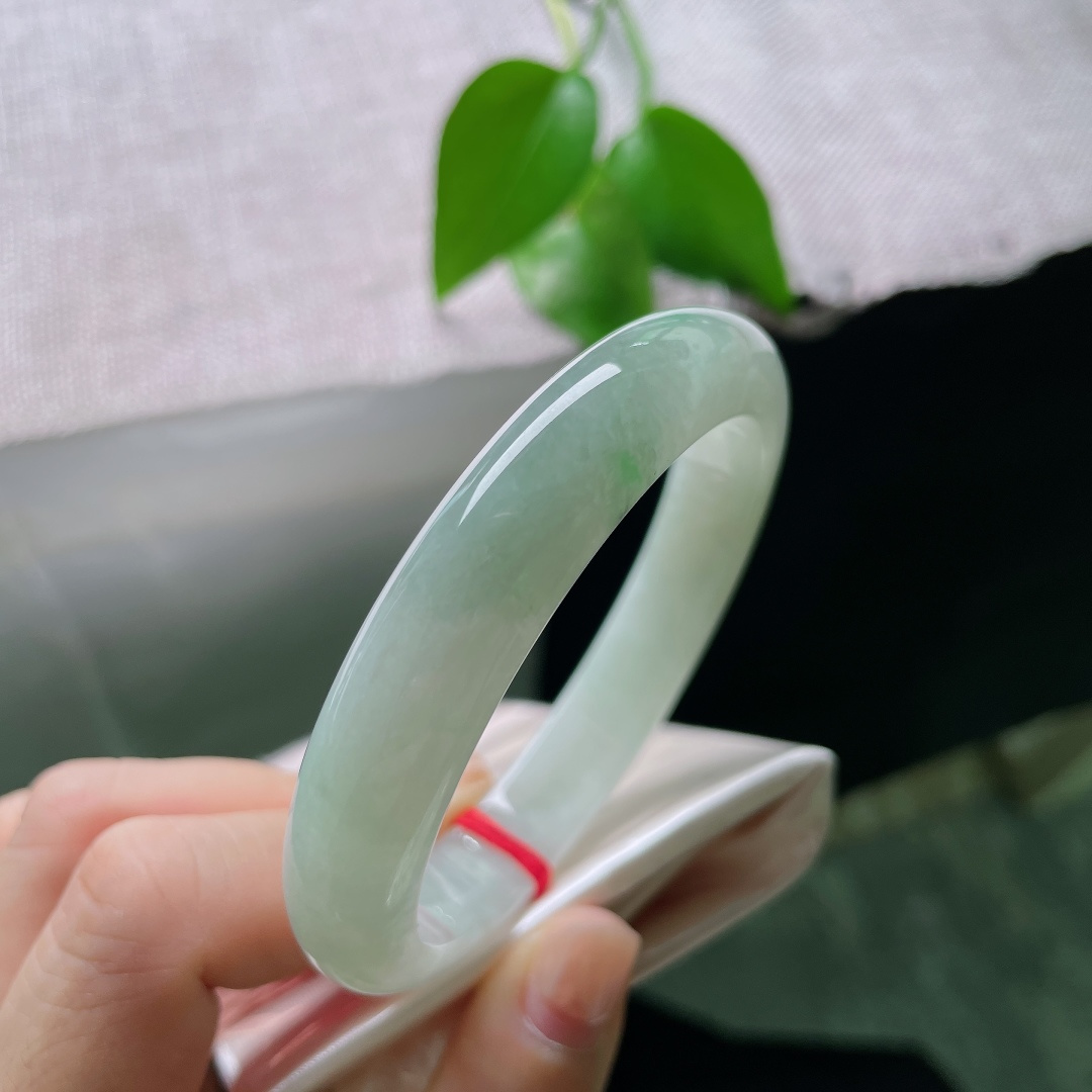 油青正圈，晶体，种质温润干净，自带淡淡柔光，经典正圈镯型，上手端庄温婉。ss56964a