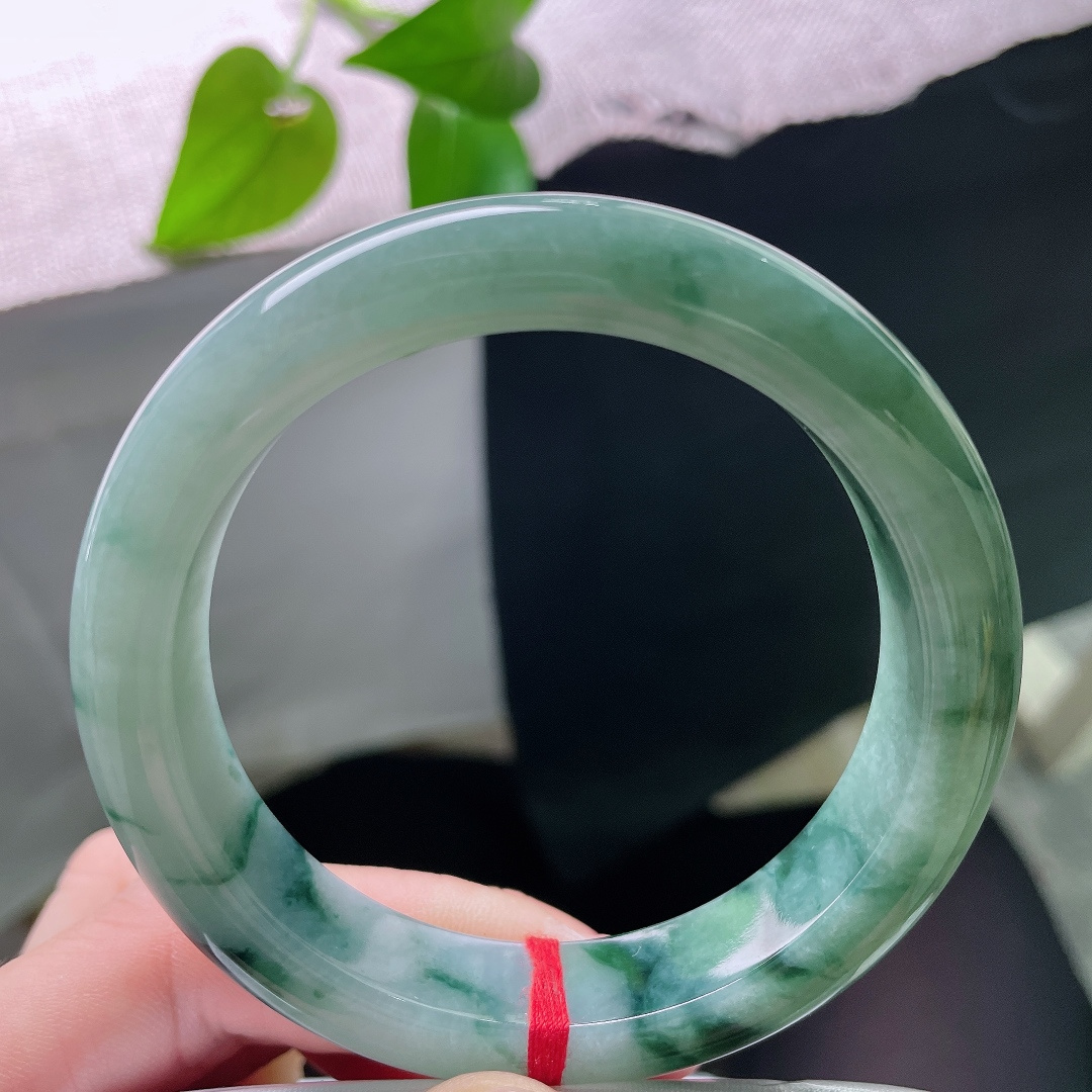 57/13/9.0，飘花正圈，一点皮纹，油绿飘花平安镯，深绿底色沉静温润，墨色飘花如浓墨入画，氛围感十足。ss56913a