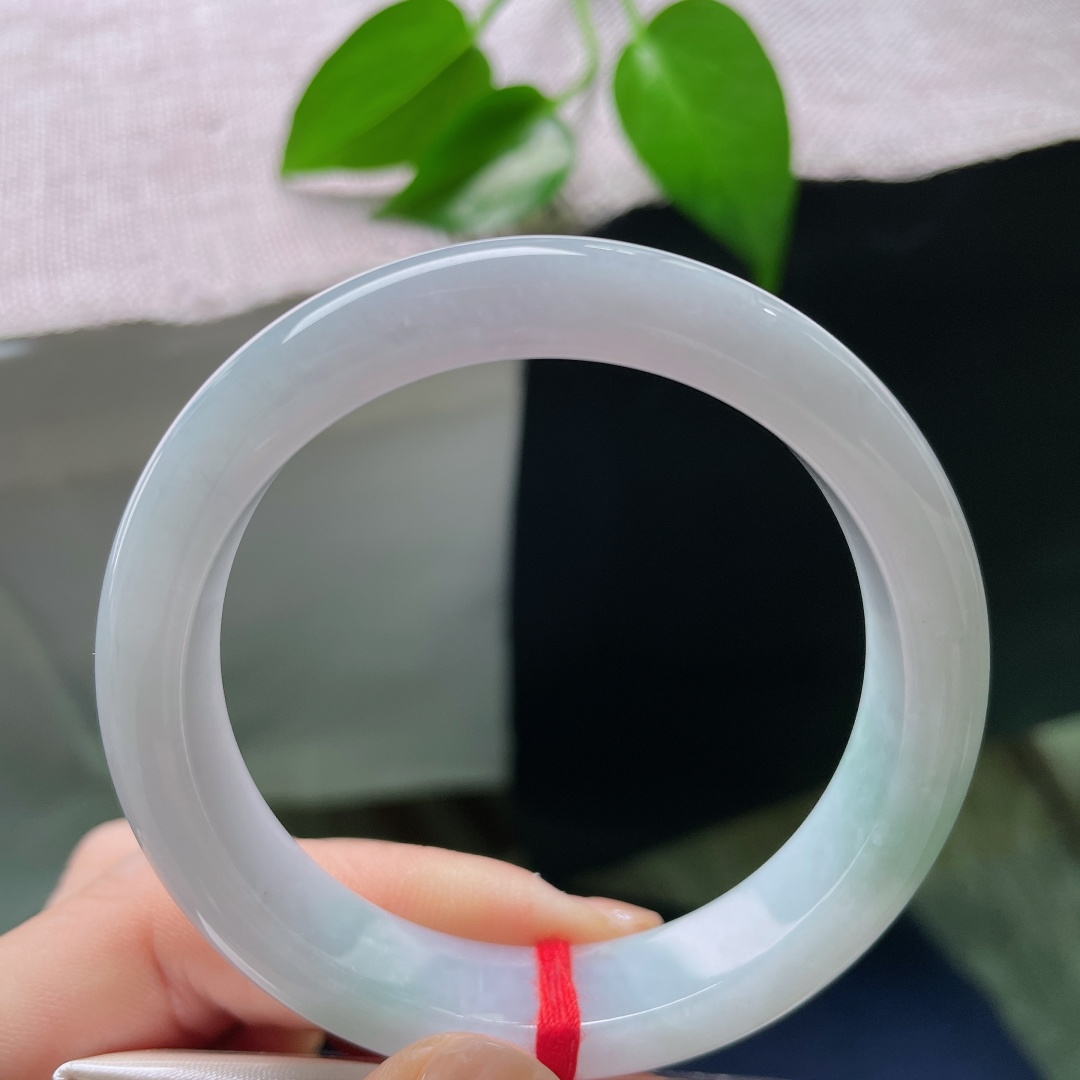 54/12.1/8，飘绿正圈，有纹，冰润白底带翠平安镯，玉质细腻莹润，干净底侧晕染一抹清新翠色。 ss58754a