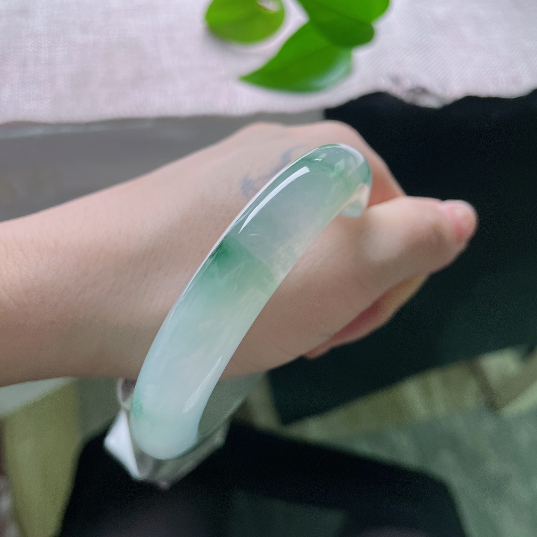 冰飘花正圈，无裂，清润玉底托着写意飘花，绿花浓淡相宜，宛若一幅天然水墨山水。ss58674a