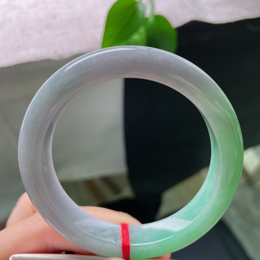54.5/12.1/8.5，绿底正圈，无裂，翠色鲜活点缀其间，镯型圆润，佩戴衬肤气质清雅。ss586