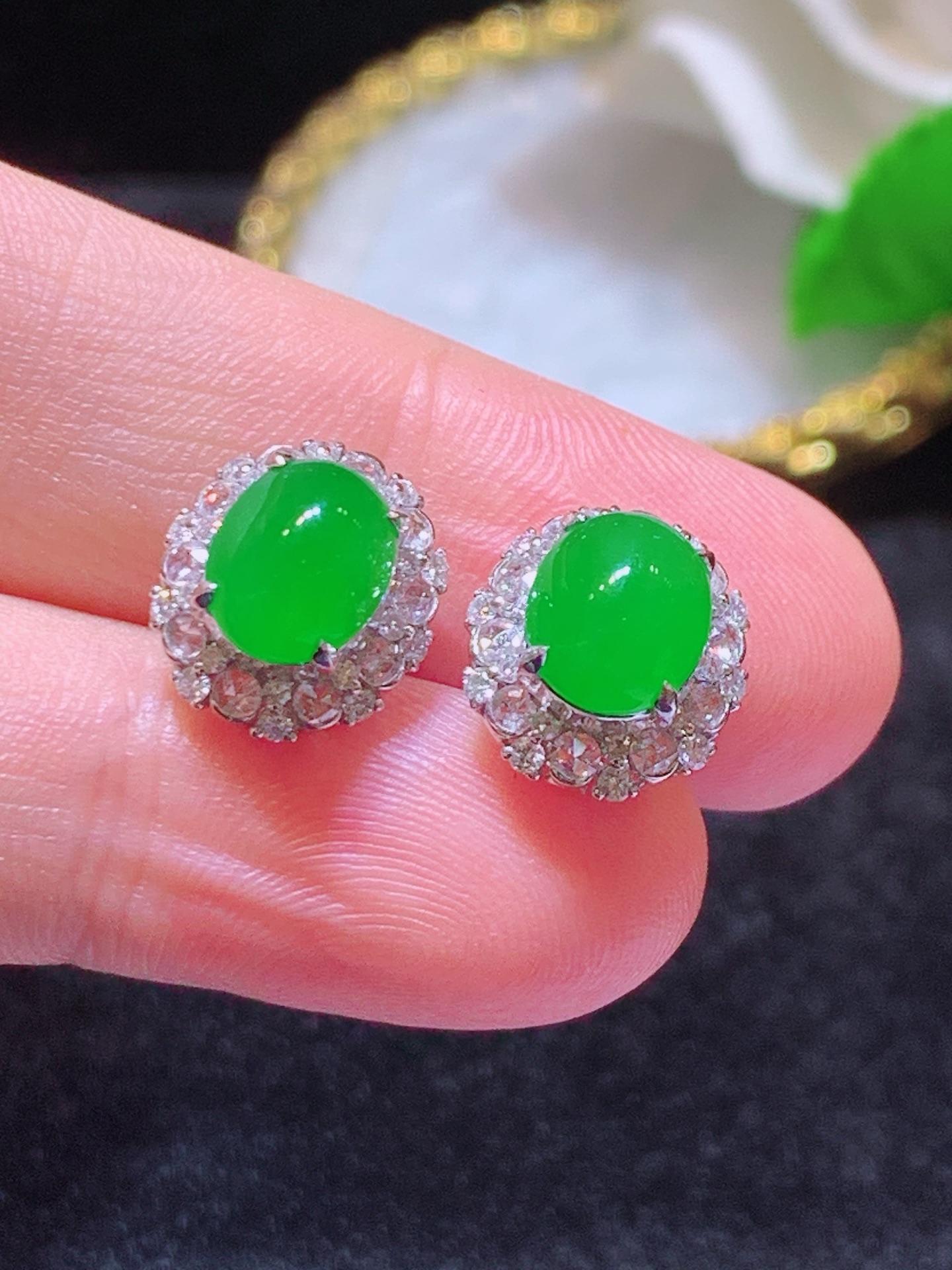 翡翠A货 满绿蛋面耳钉 18k金镶嵌，冰润细腻，佩戴效果出众，12.4-11.2-8.8