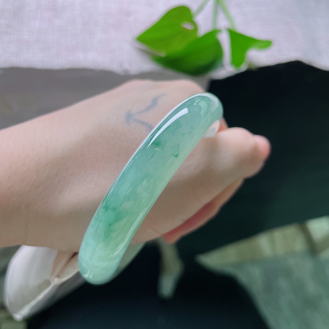 52.5/11.3/8.8，飘花正圈，晶体线，冰底飘花平安镯，浅晴底色温润干净，几抹绿花悠然晕染，清雅动人。ss58717a