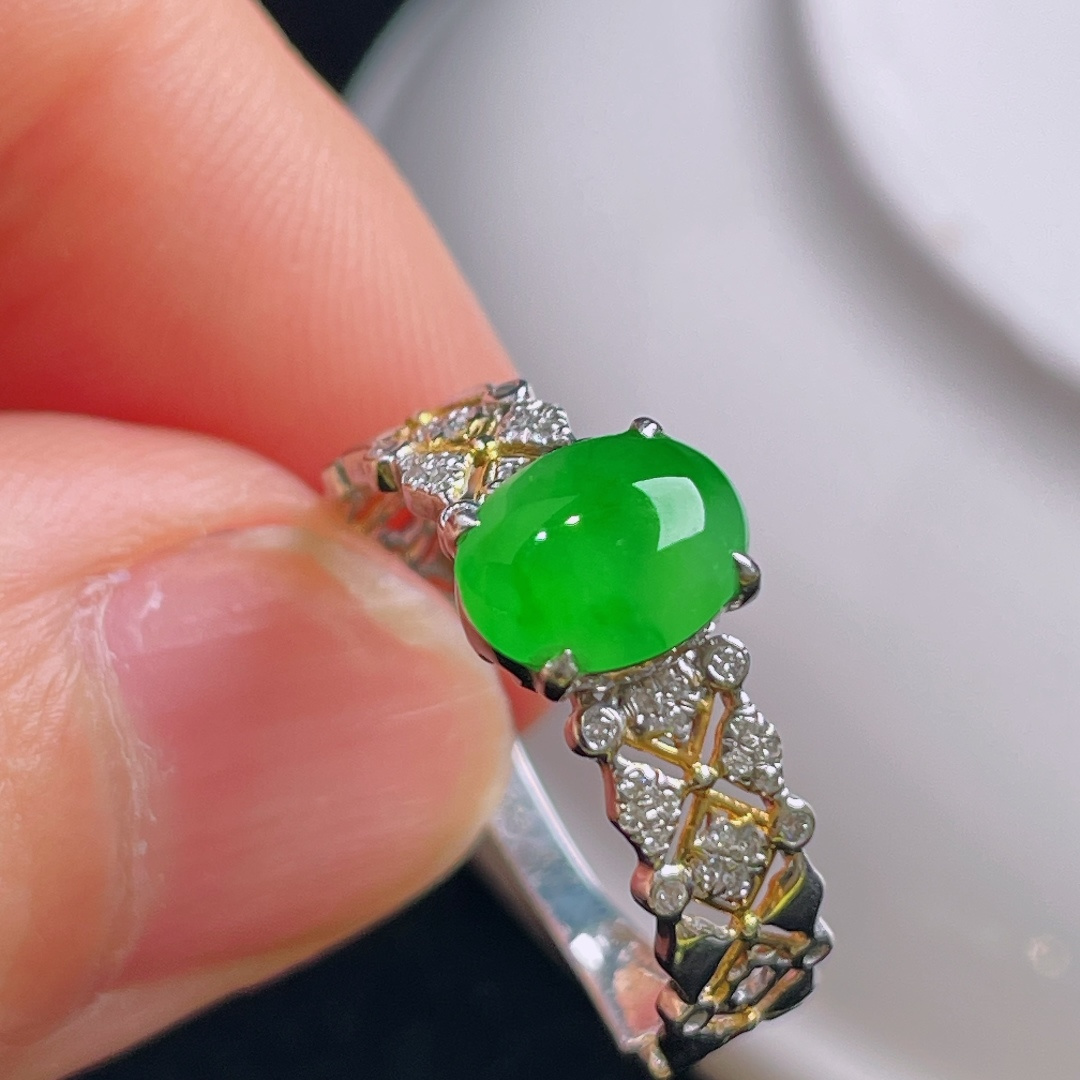 冰绿戒指，18k镶嵌，老种起光，细底通透，尺寸：裸石7.6/6.2/2.8mm0911