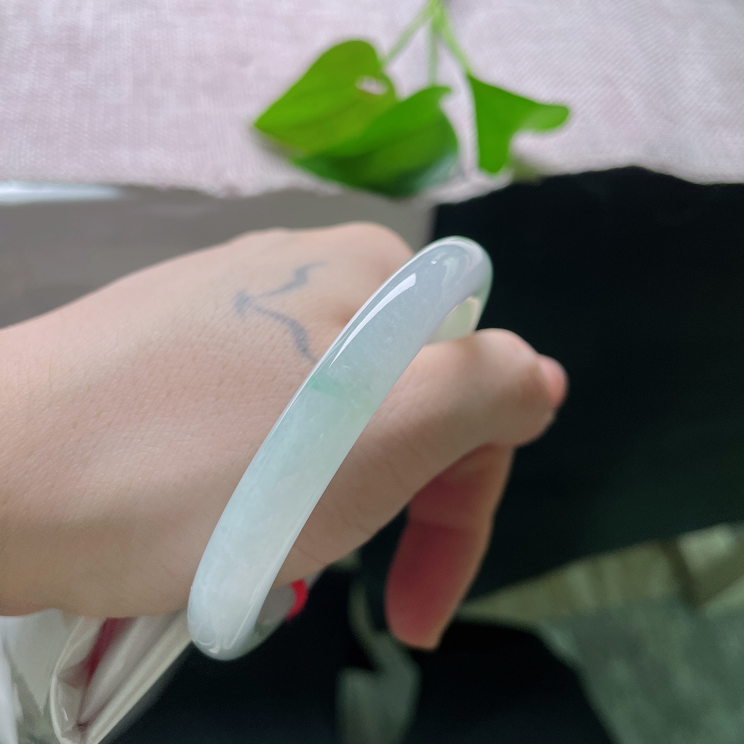 53.7/8.6，蓝底圆条，无裂，淡淡的晴色铺满整支镯身，种质通透，圆条线条圆润，上手温婉显气质。ss58701a