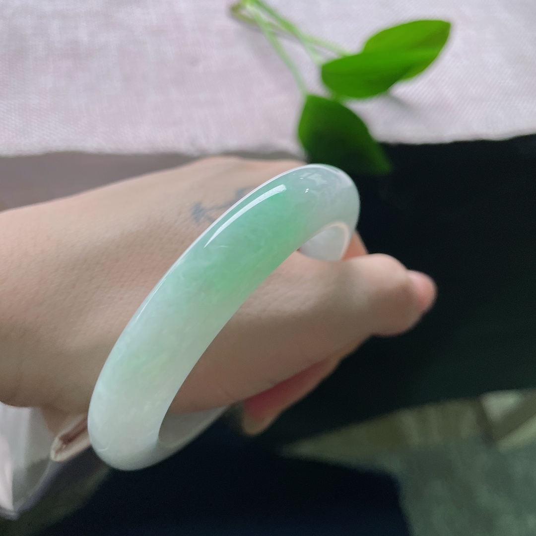 53.6/11.8/9.2，飘绿正圈，晶体，冰润的底色清透柔和，一隅晕染出清新淡雅的翠色。ss58360a