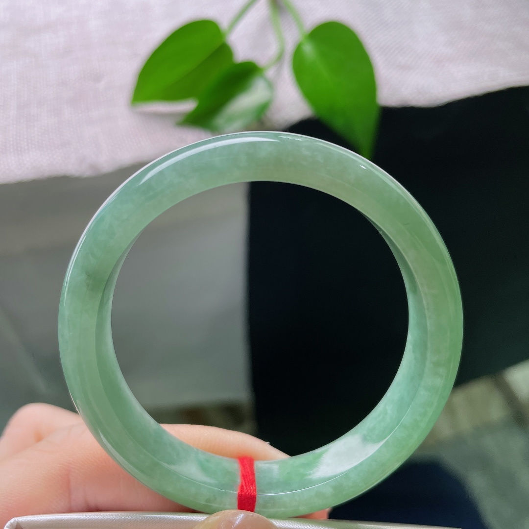 绿底正圈，晶体素雅干净，不张扬不浮夸，温润底色自带静谧松弛氛围感。ss58776a