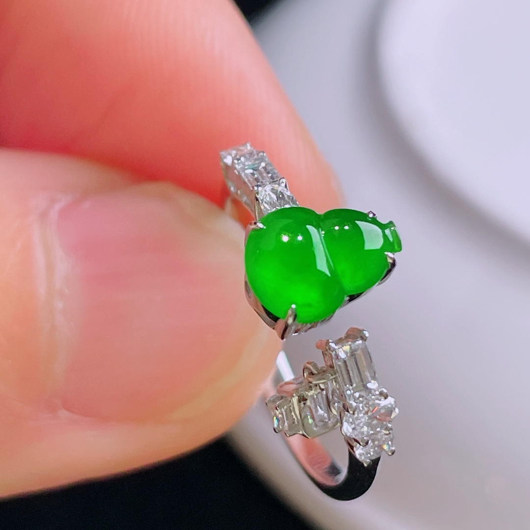 辣绿戒指，18k镶嵌，老种起光，细底通透，尺寸：裸石7.9/6/2.4mm0911