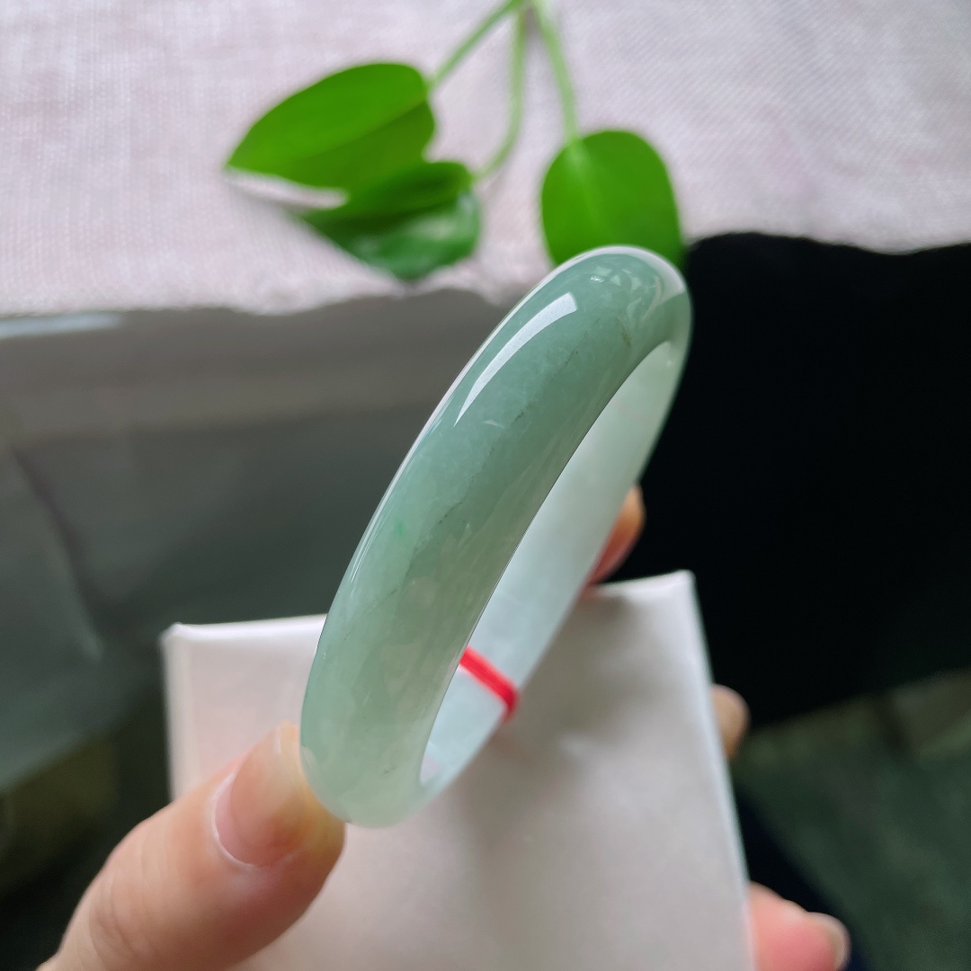 53.3/12/7.5，绿底正圈，一点皮纹，浅晴底色柔和衬肤，风格简约百搭，日常通勤佩戴都很合适。ss58813a
