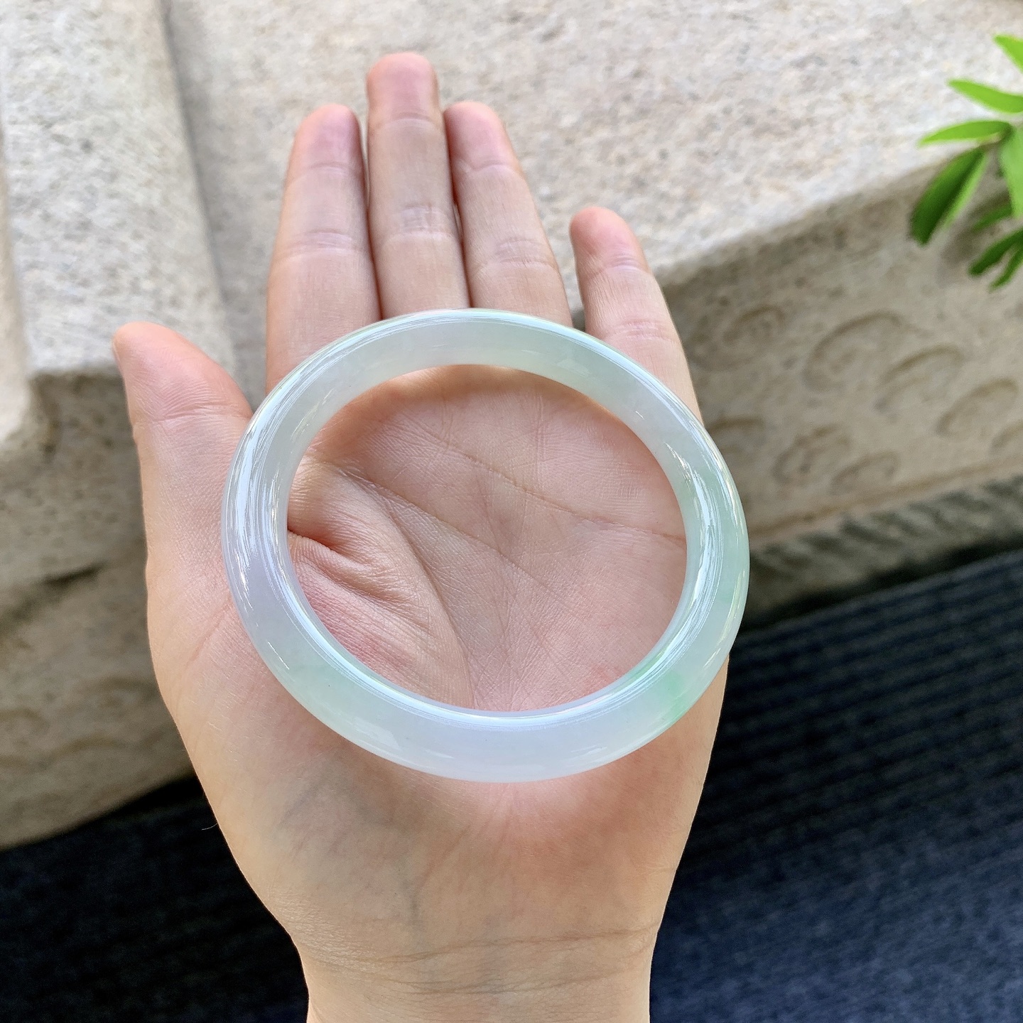 圆条55 56 圈口56.1/8/8.4 编码AD091303 糯冰飘绿，水润，种老，细腻，打灯有絮线