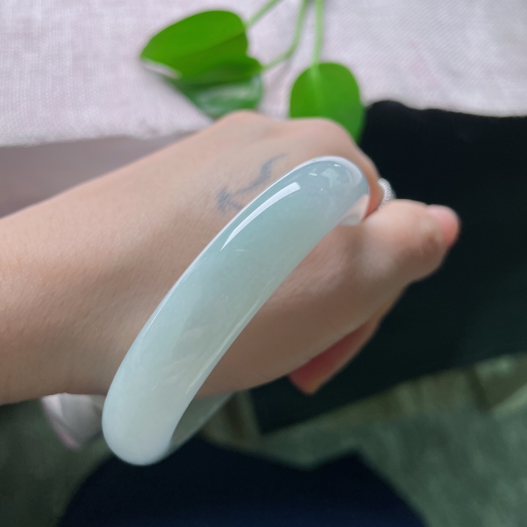 56.7/11.5/8.3，蓝底正圈，棉线，种水莹润有光，底色均匀柔和，经典正圈版型，上手温婉大方。ss58807a