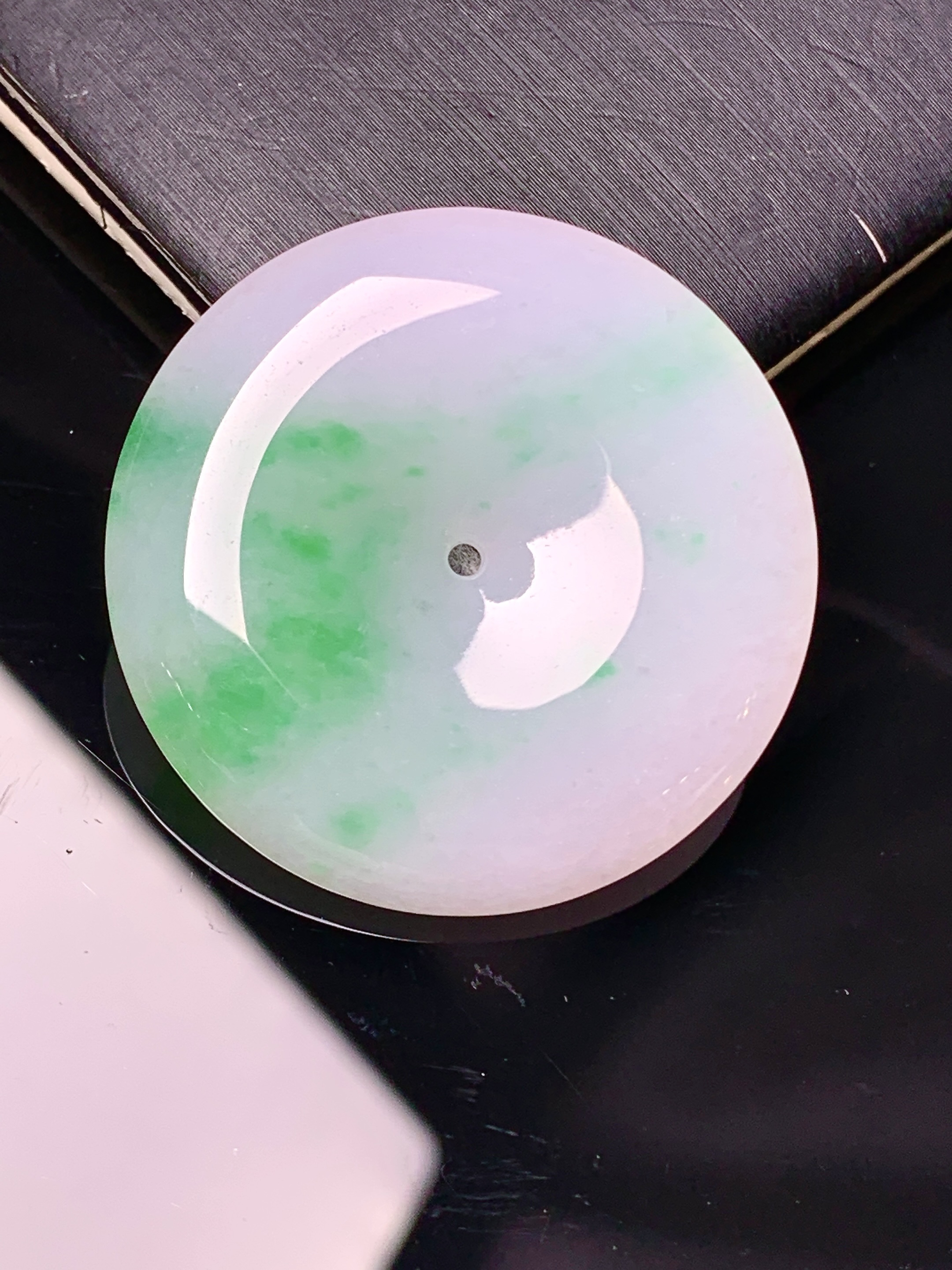 飘绿平安扣吊坠 玉质细腻 色泽艳丽清新 水润亮眼 整体尺寸30.8*6 w1