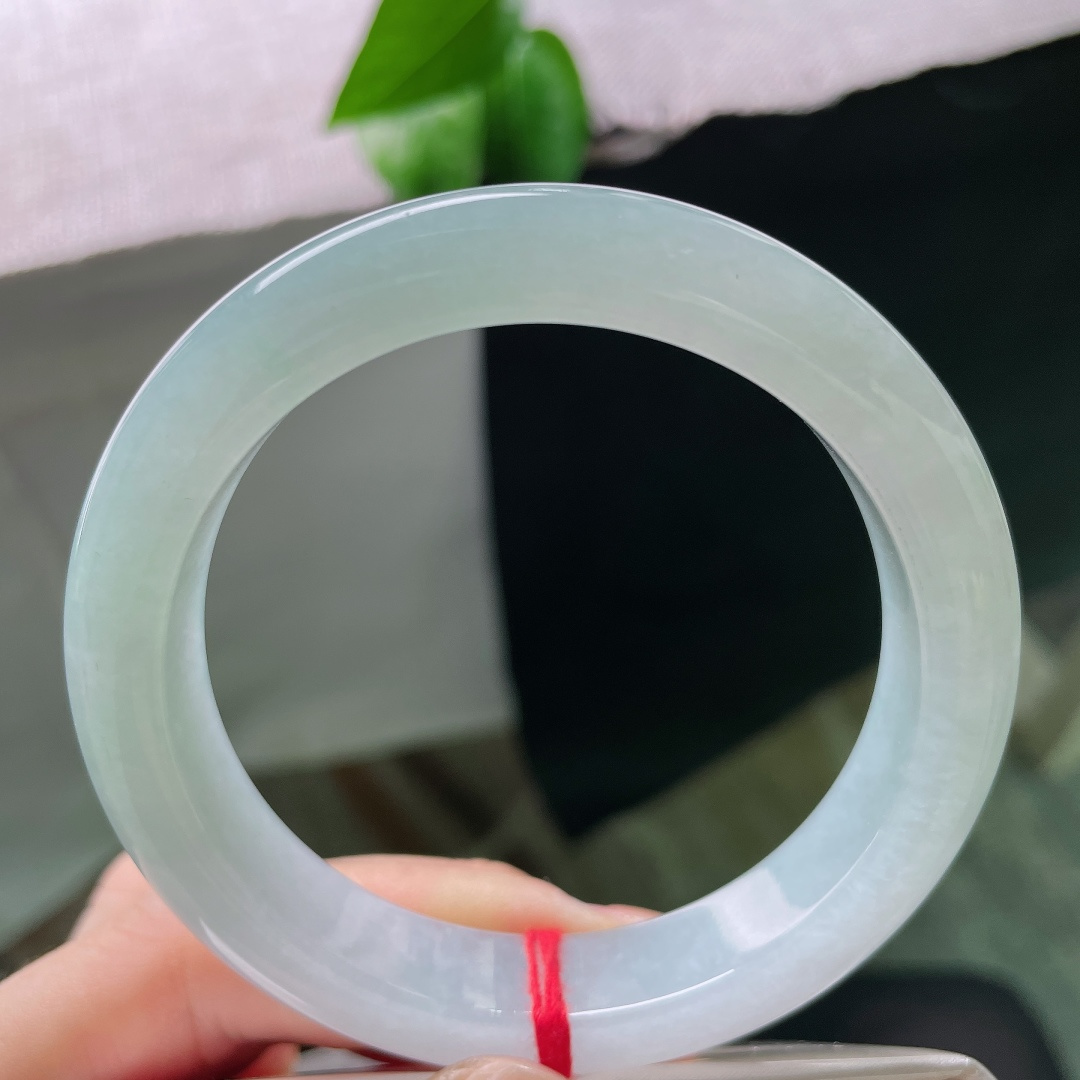 56.6/12.6/8.9，蓝底正圈，一点色线。通体清润晴水色调，玉质冰透细腻，自带盈盈水光。ss5