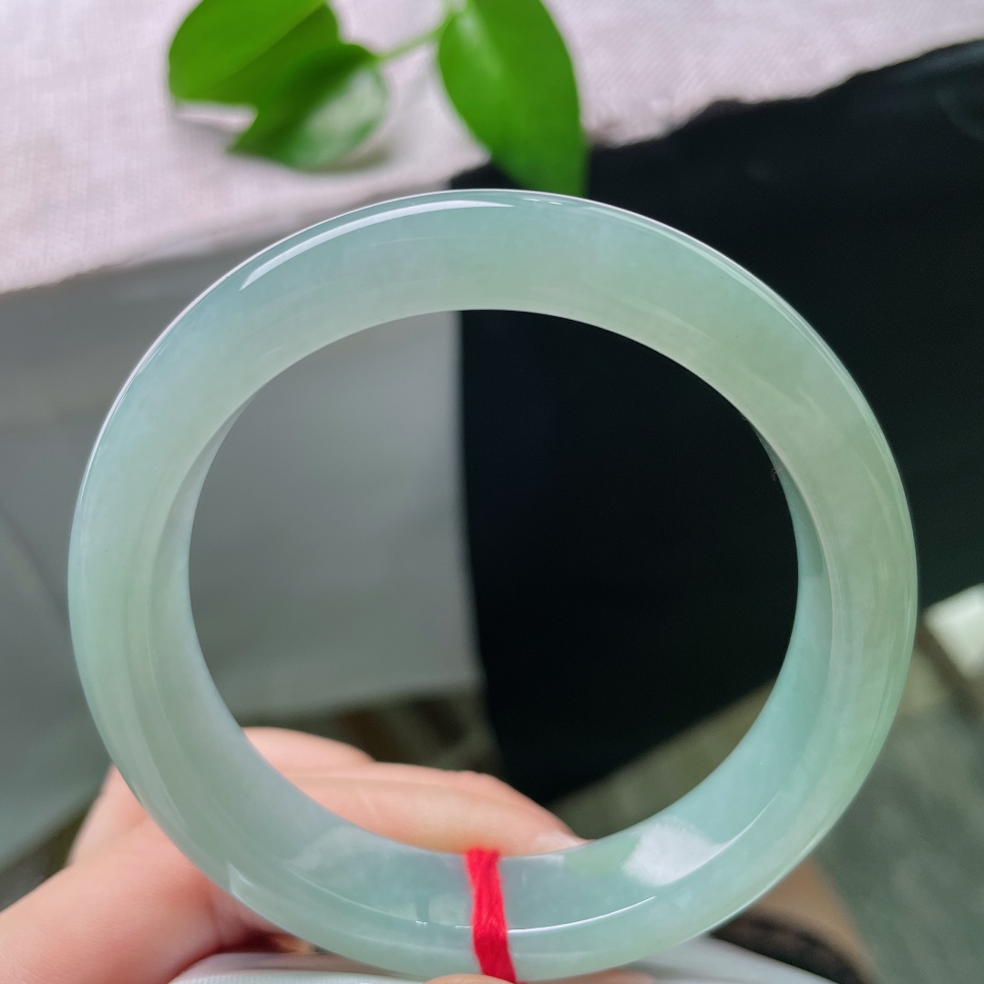 57.1/12.8/8.8，绿底正圈，无裂，玉质细腻冰透，满圈清新果绿，色泽柔和鲜活，沁人心脾。ss58899a