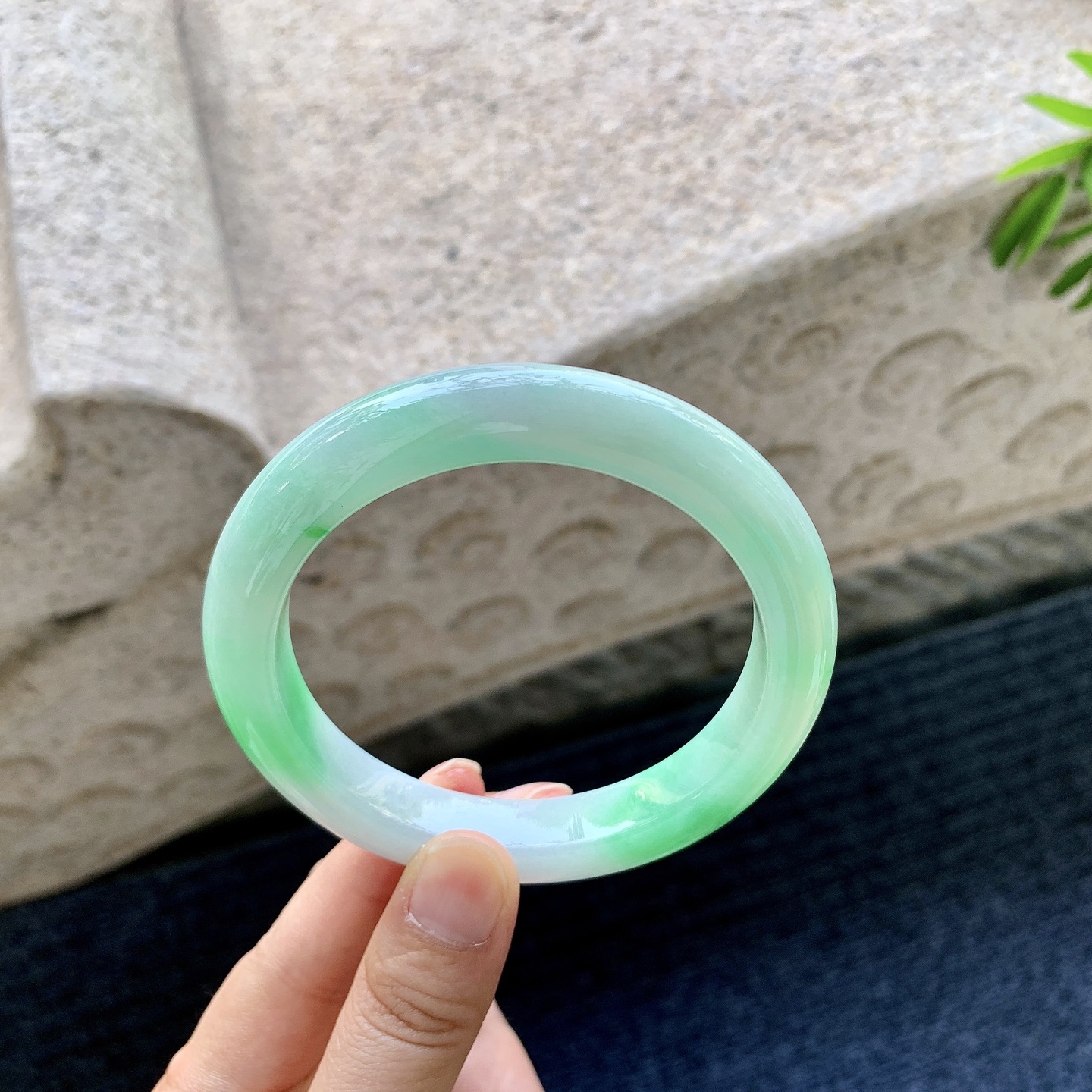正圈61 62 圈口62/11.2/10 编码T1091315 细糯飘绿，水润，种老，细腻，打灯有纹线