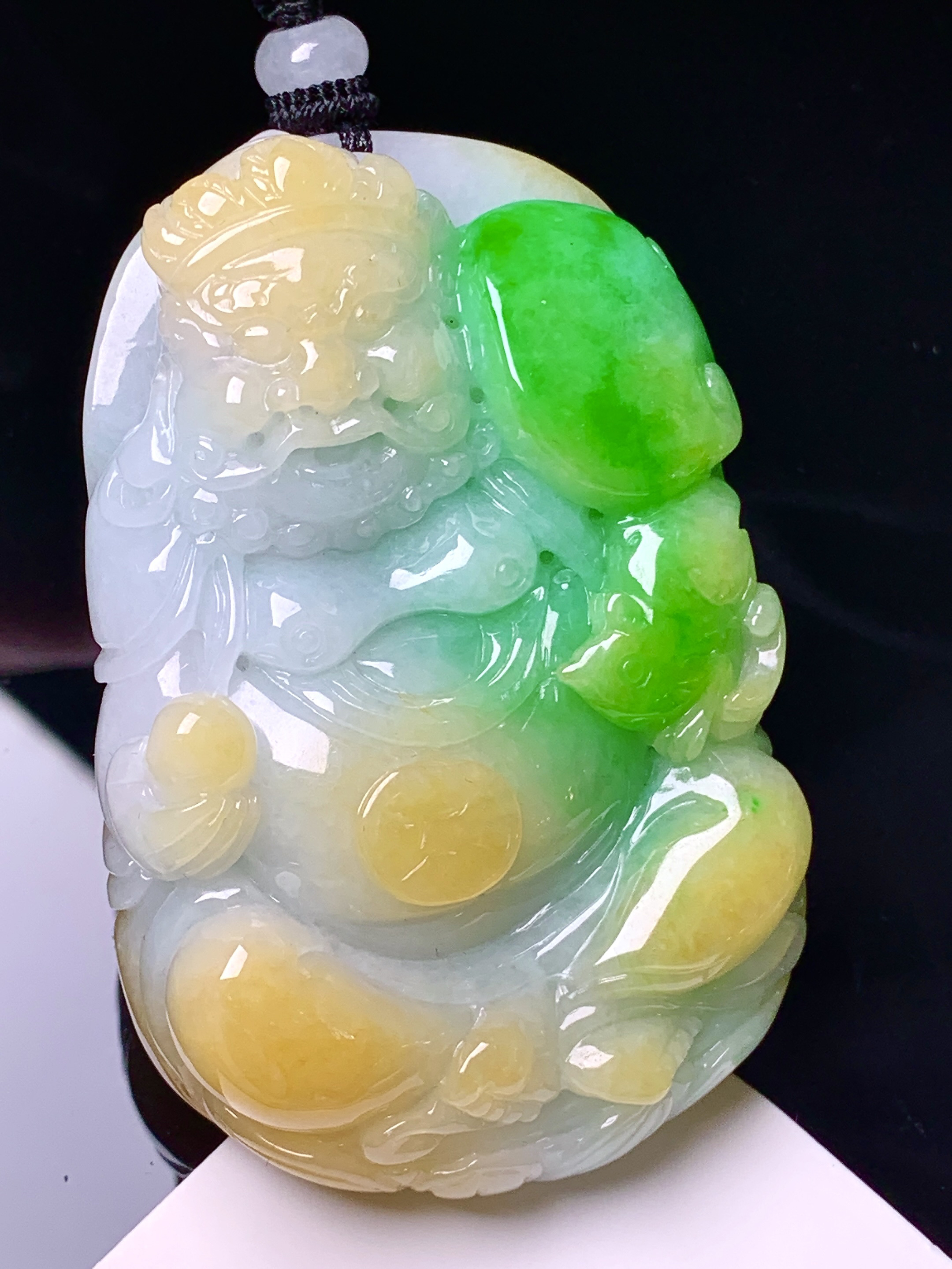飘黄绿翡财神爷吊坠 玉质细腻 色泽艳丽清新 水润亮眼 整体尺寸60.8*38.8*15.8 w1