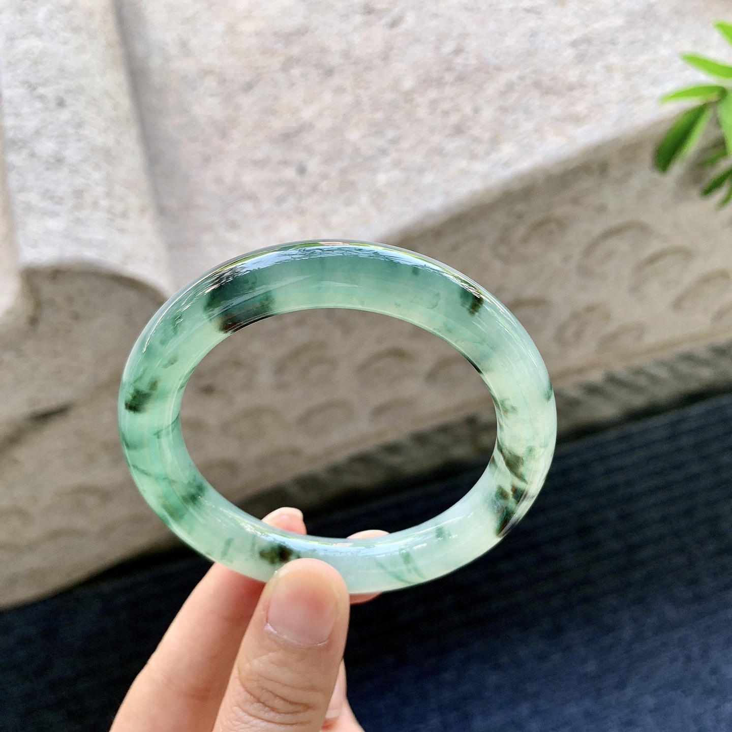 圆条53 54 圈口54.6/10.6/10 编码GL091339 冰糯飘花，水润，种老，细腻，打灯有纹线
