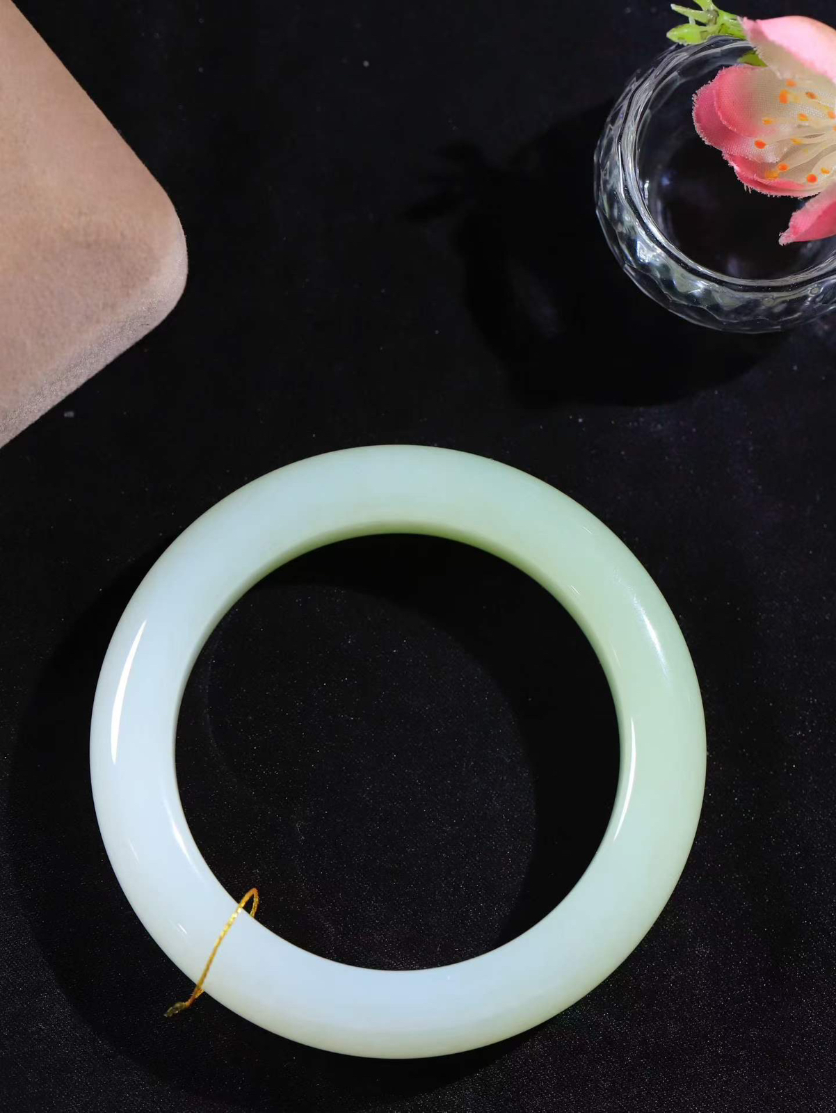 （温柔雅致.手镯）

精品和田玉黄口双色手镯。镯型饱满，温润细腻，脂润沁香。️执一卷书，沏一盏茶，着一袭裙，戴一只镯。淡淡浅笺，素心若兰，静赏玉中诗画。悠悠岁月，芊手轻摘，盛满诗样芳华。重78.24克   内径56mm尺寸14-10.5mm   FDL-9990921