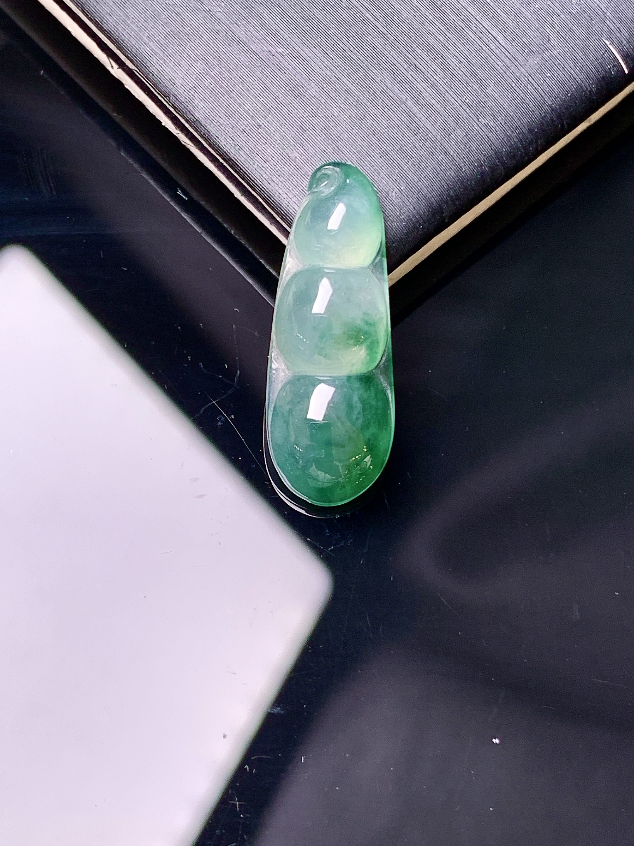 飘绿四季豆吊坠 玉质细腻 色泽艳丽清新 水润亮眼 整体尺寸22.8*8.5*4.2 yz