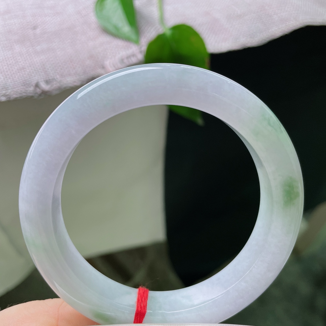 58.8/12.6/10，紫底飘花，横裂，淡雅紫底萦绕清新绿花，一镯兼得双色温柔，衬出独有的东方雅致。ss58907a
