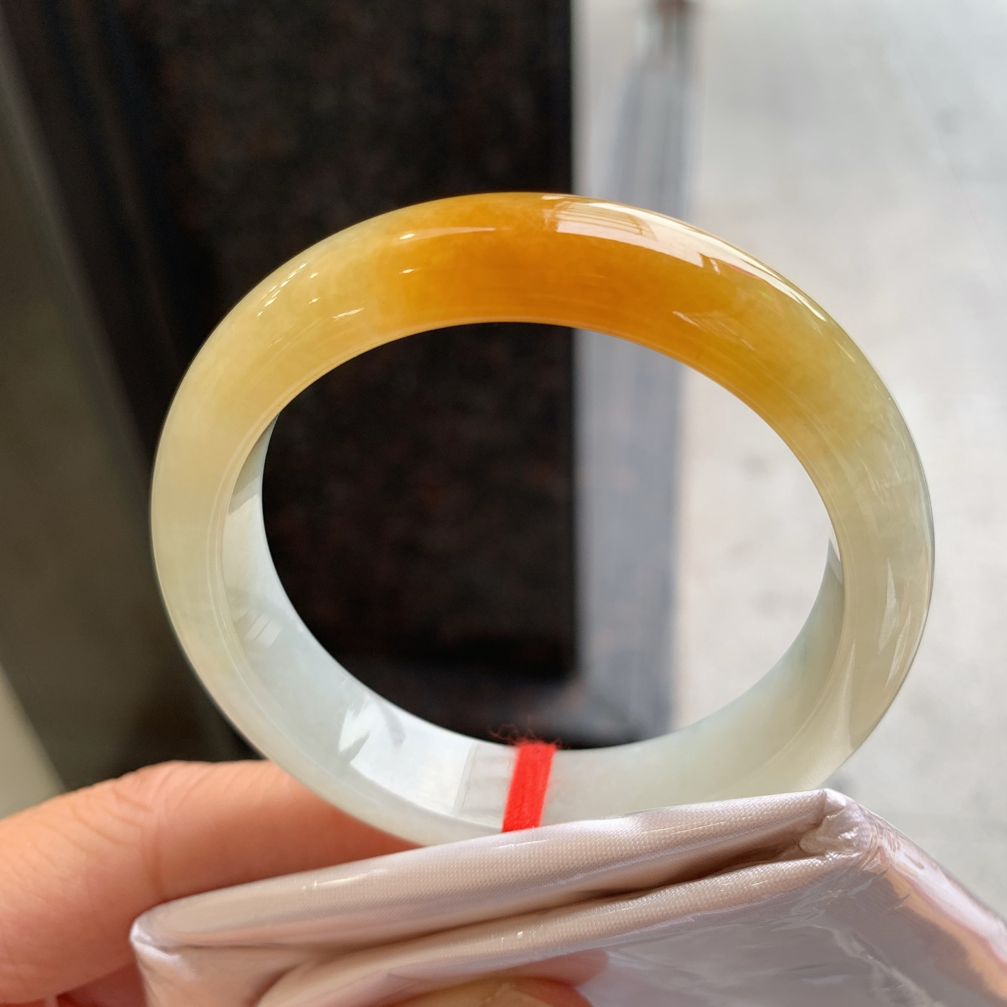 正圈黄翡 无裂 尺寸：50.5/12.5/8.2 小圈口