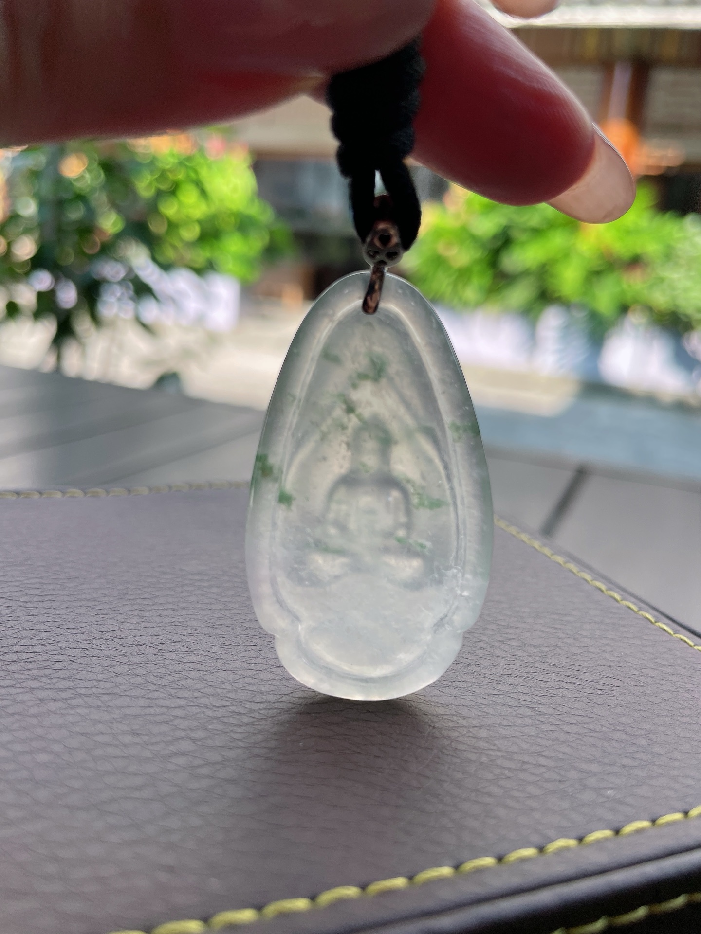 天然翡翠冰种飘绿观音牌，玉质透澈，莹润迷人，无裂