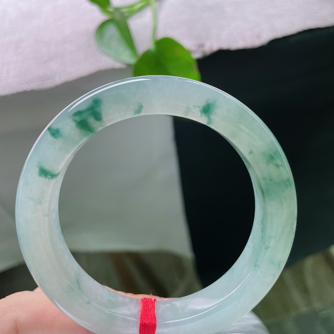56.5/12.4/9.8，冰飘花正圈，无裂，冰底莹润起胶。浓淡相宜的蓝飘花随性晕染于镯身，似远山流