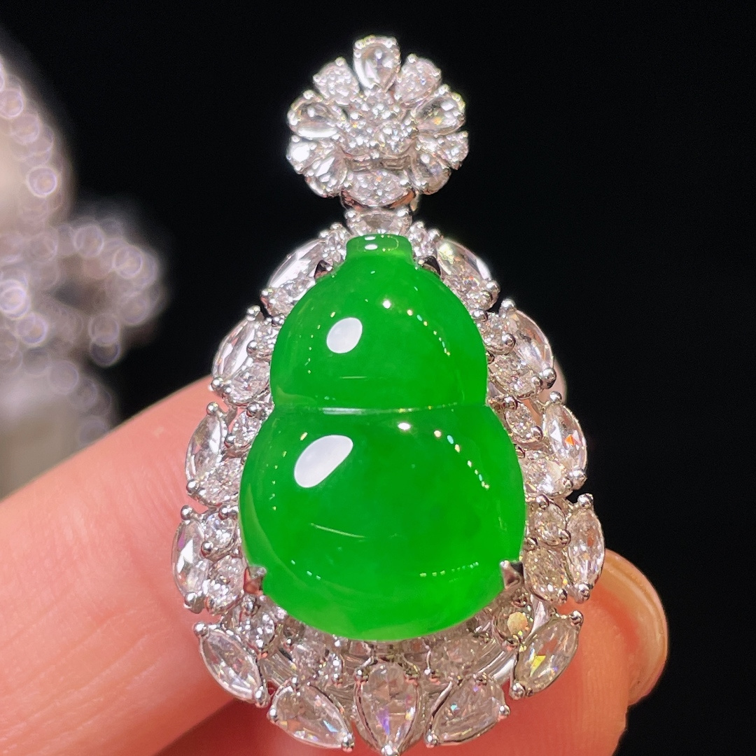 翡翠A货 葫芦吊坠 阳绿满色，料子冰润细腻，种老起光， 18k金镶真钻，上身佩戴效果很好 整体36.