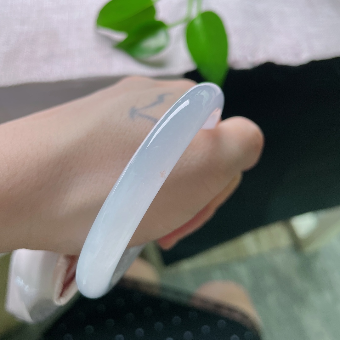54.4/9.1，圆条，无裂，洒金，种水干净清透，质感细腻顺滑，饱满圆条器型，上手温婉显雅致。ss58321a